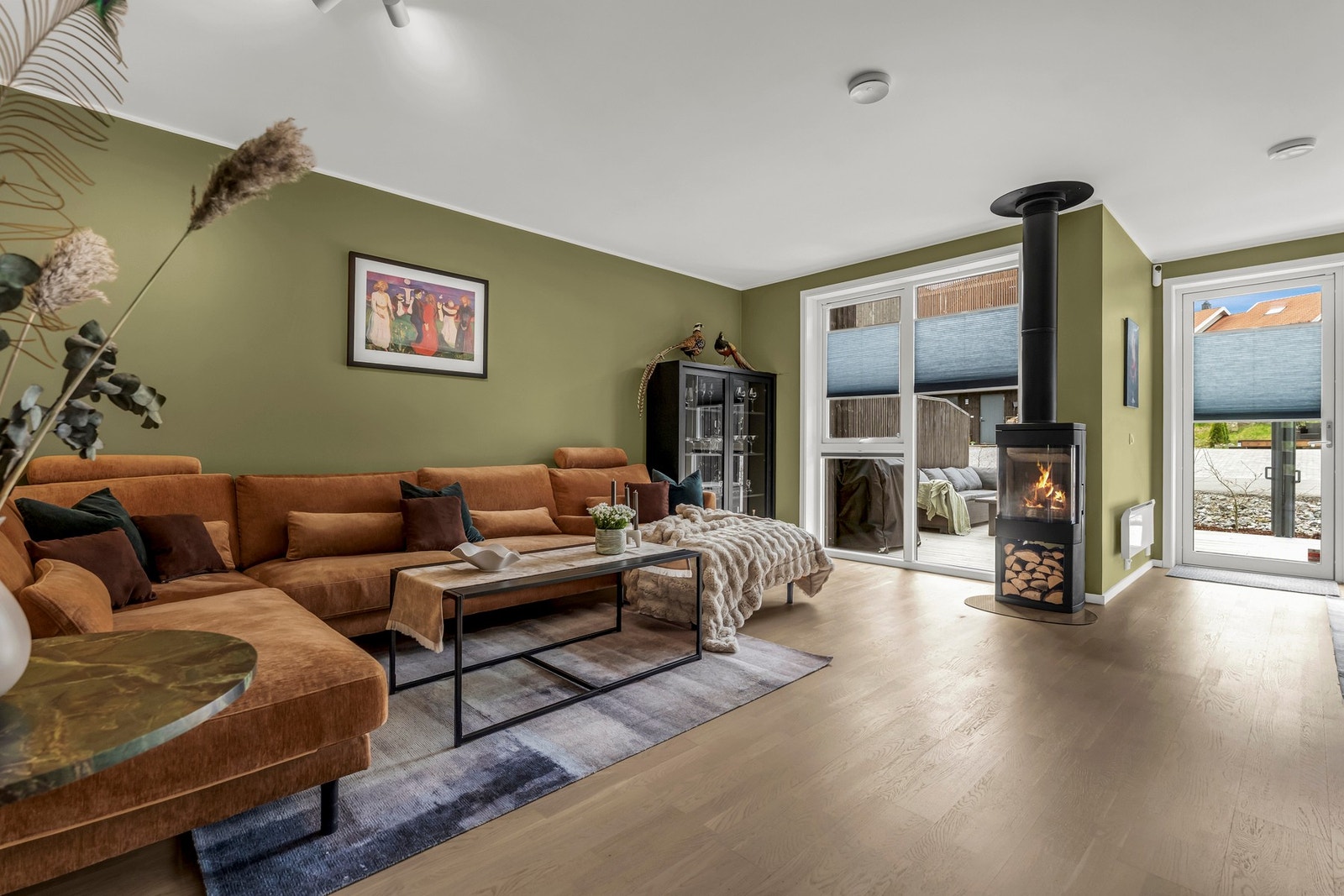 Boligen har en tiltalende stue i delikate og lunefargetoner med ekstra varme og hygge fra peisovn. Galleribilde