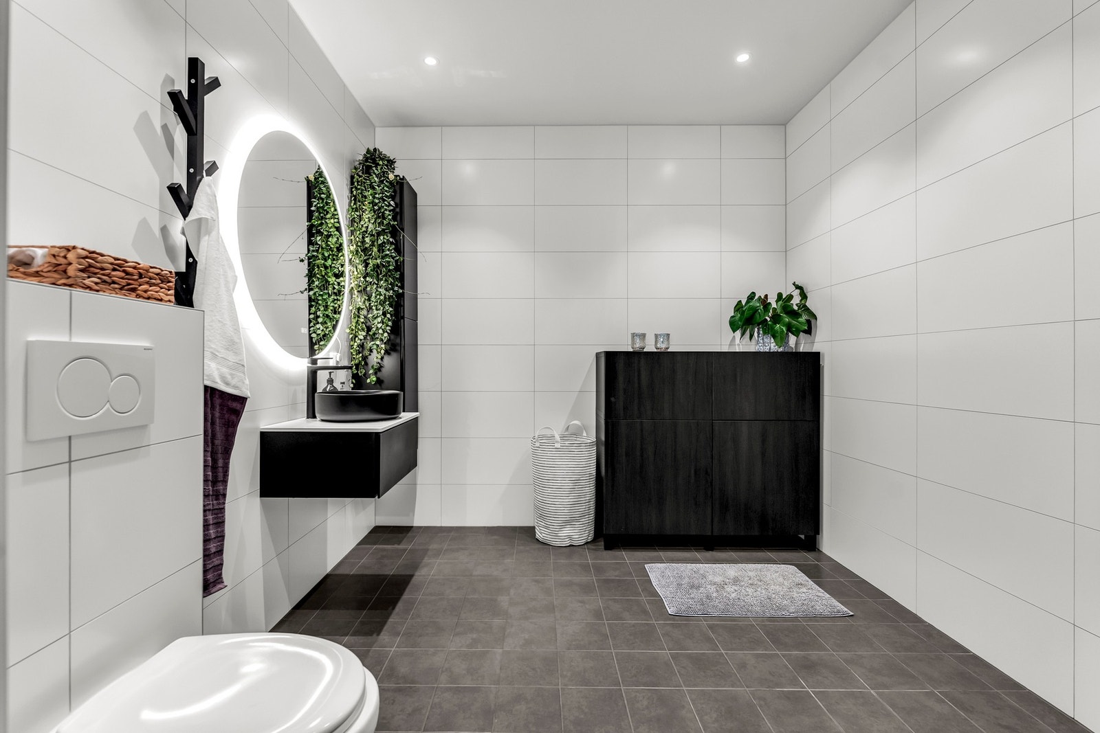 Badet er lyst og det er lekkert innredet. Det har fliser på vegger og gulv, gulvvarme og downlights. Galleribilde