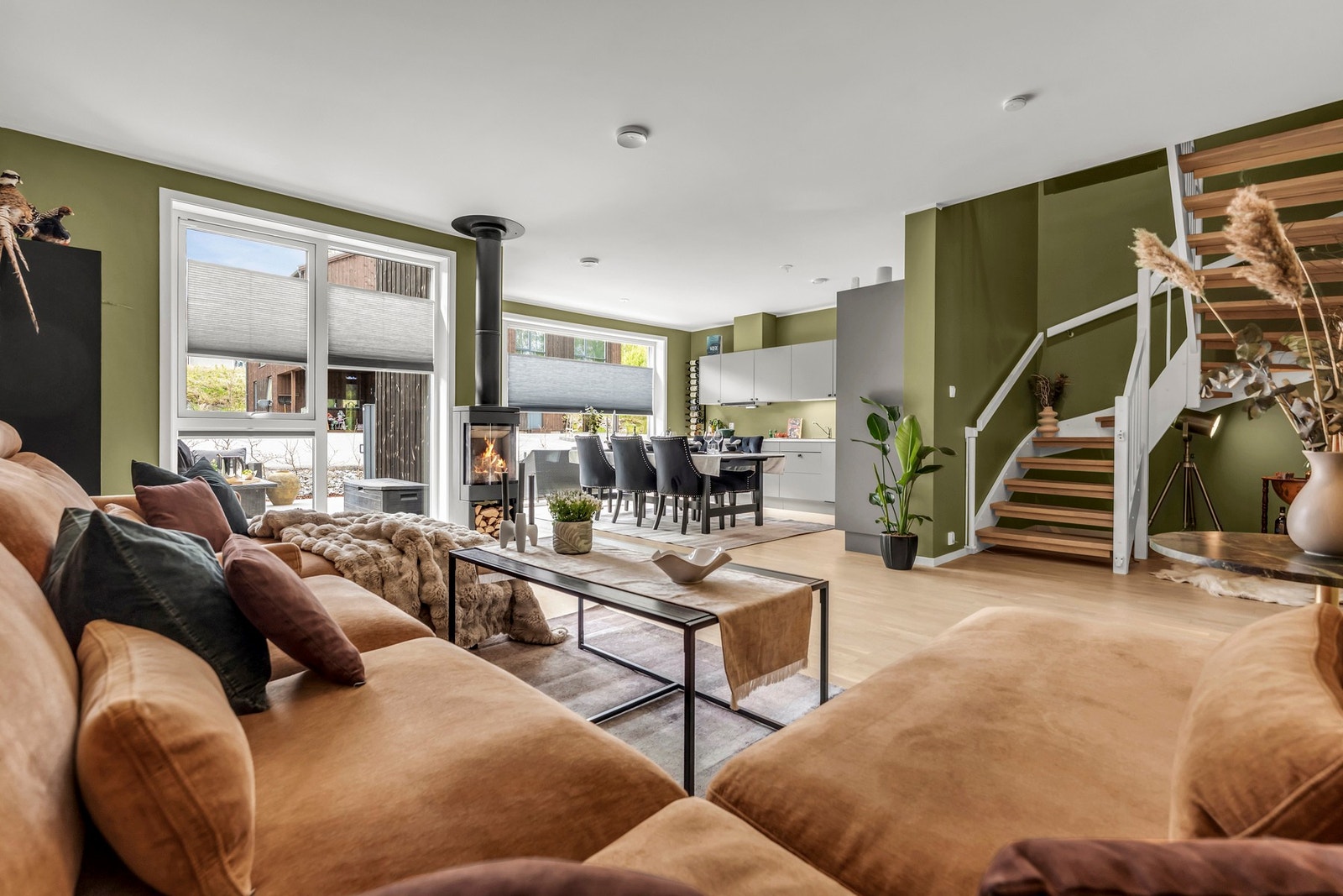 Stuesonen har god plass til tv-lounge, og i kjøkkensonen er det plass til et stort spisebord. Galleribilde