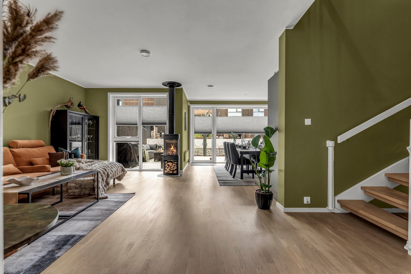Moderne og lekker stue med rikelig naturlig lys og god møbleringsfrihet Galleribilde