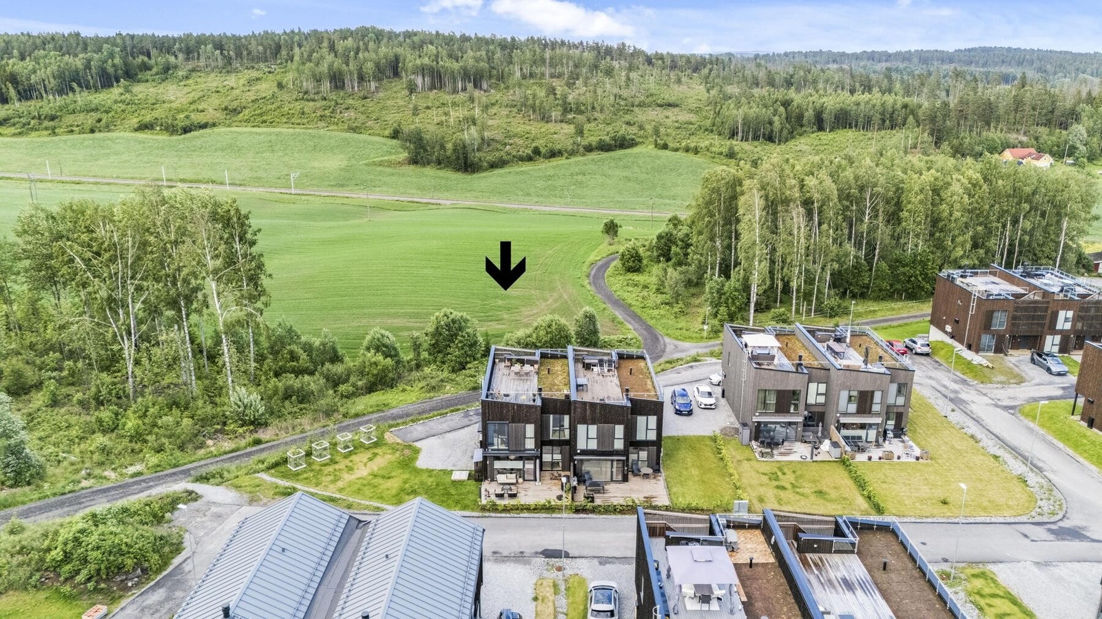 Fantastisk beliggenhet på enden med takterrasse, tilgang til marka og med gangavstand til skole, togstasjon og butikker. Galleribilde