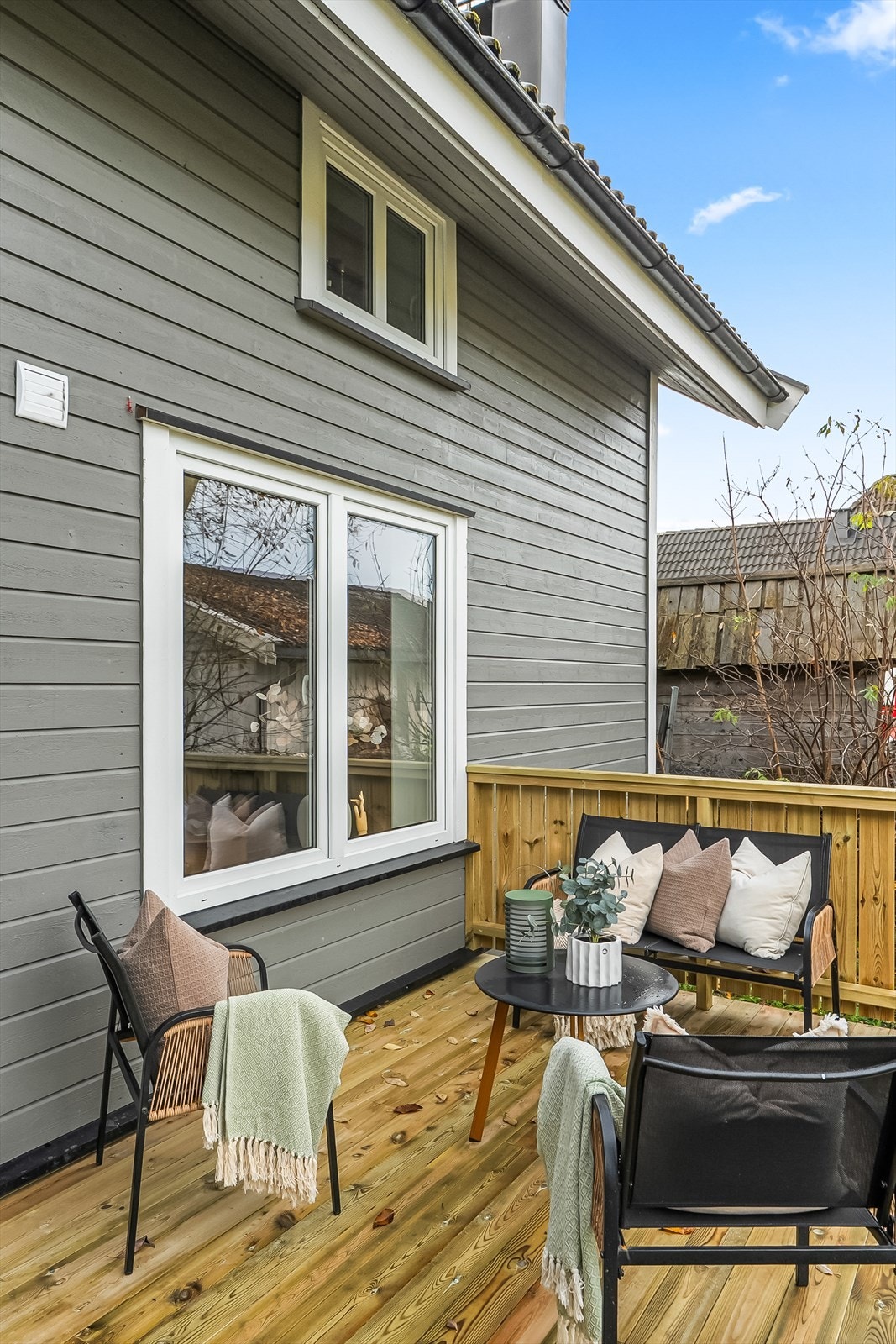 Nordøst-vendt markterrasse på ca. 10,6 kvm. Galleribilde
