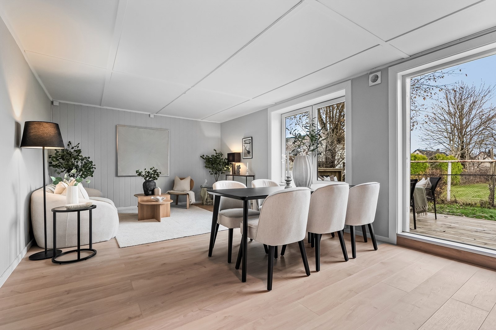 Åpen stue- og spisestueløsning med direkte utgang til terrassen. Lyst, luftig og praktisk planløsning. Galleribilde