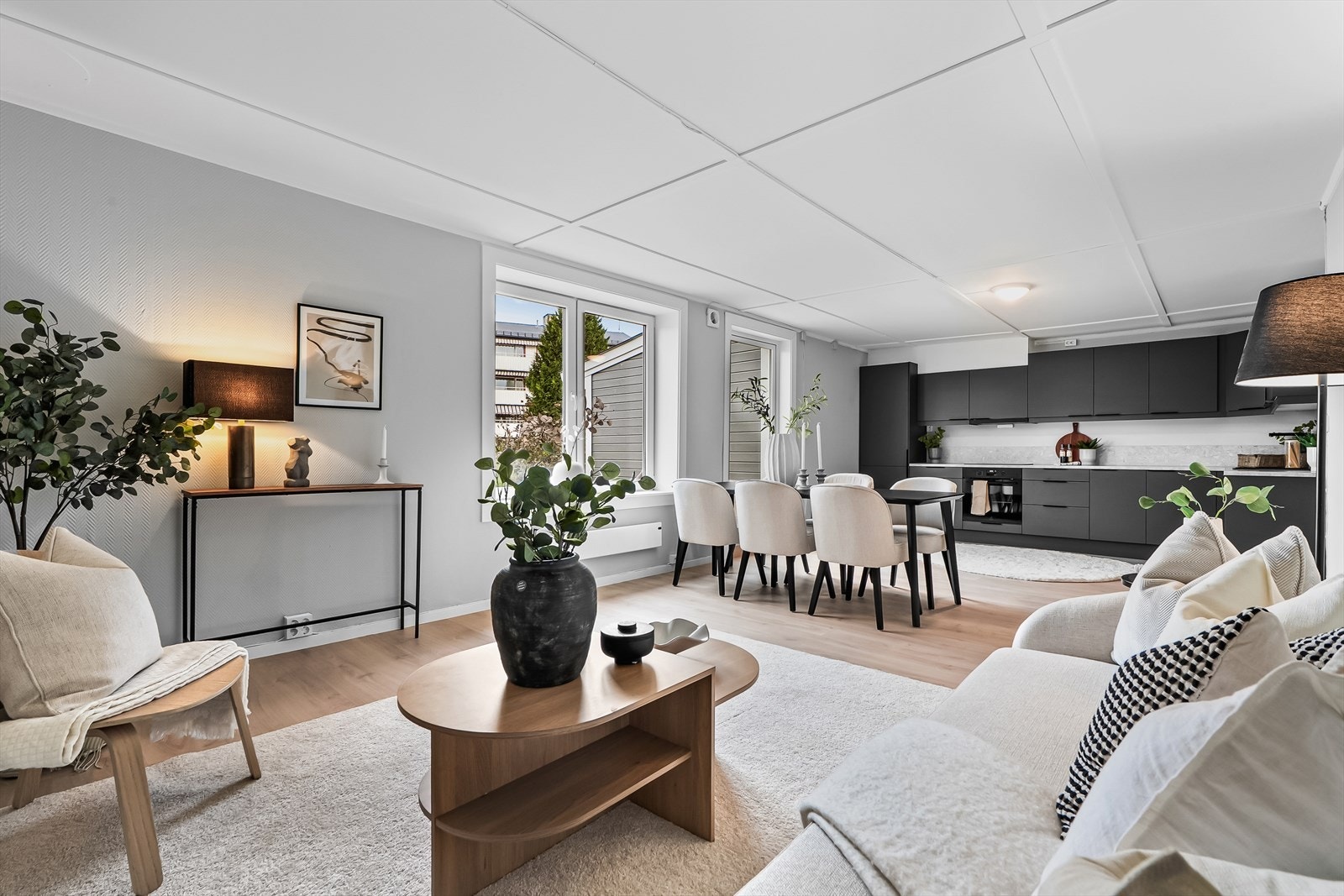 Den åpne kjøkken/stue løsningen gir god romfølelse. Galleribilde