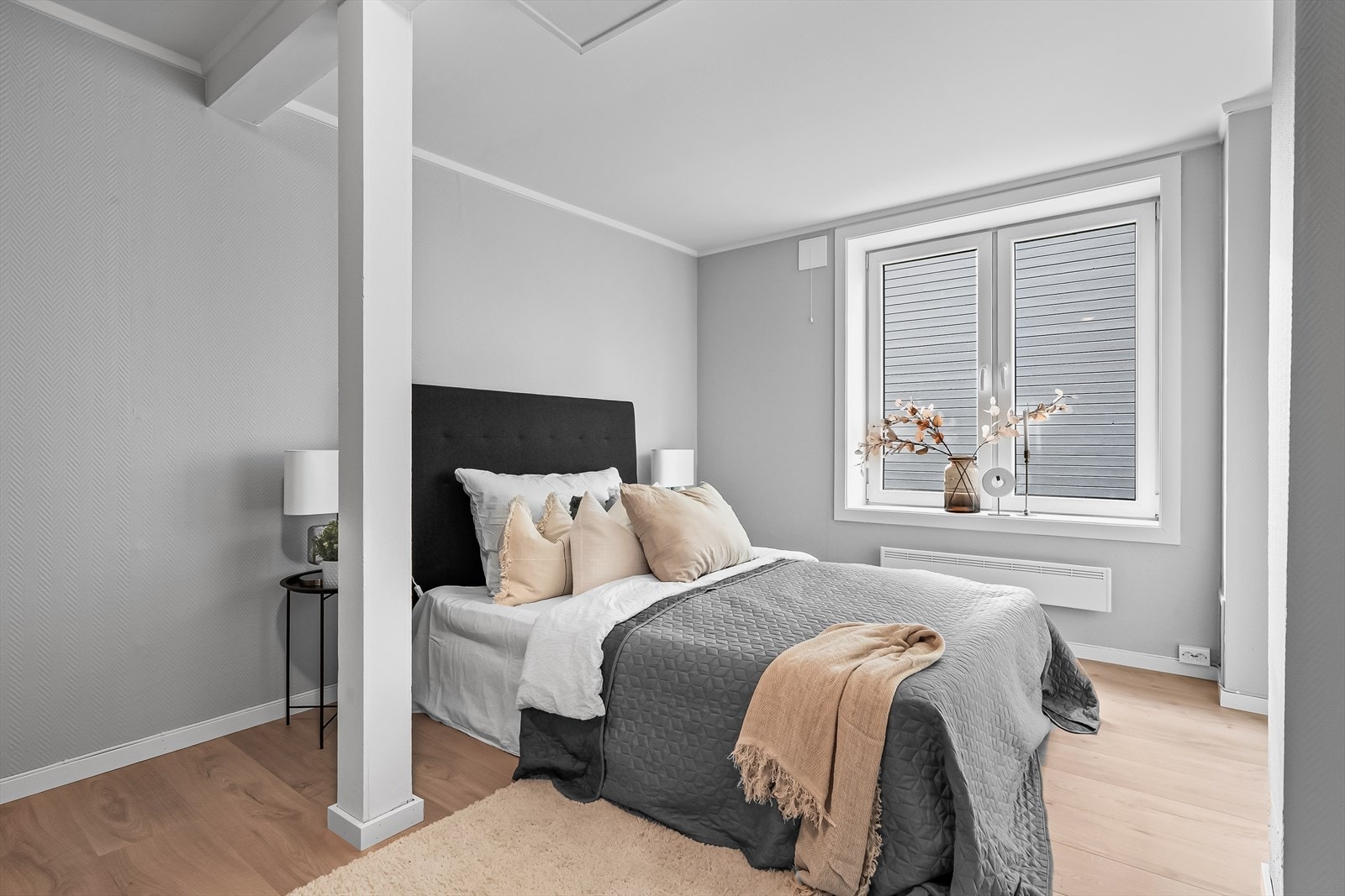 Lyst og romslig hovedsoverom med store vinduer som slipper inn mye naturlig lys Galleribilde