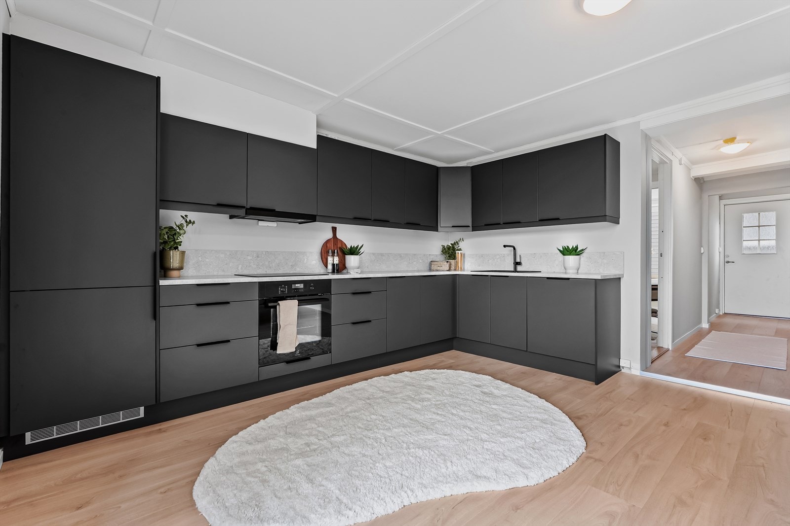 Praktisk og elegant kjøkkeninnredning fra Sigdal med integrerte hvitevarer fra Electrolux, inkludert oppvaskmaskin, kjøl/frys, stekeovn og platetopp. Avtrekksvifte fra Ecotronic. Galleribilde