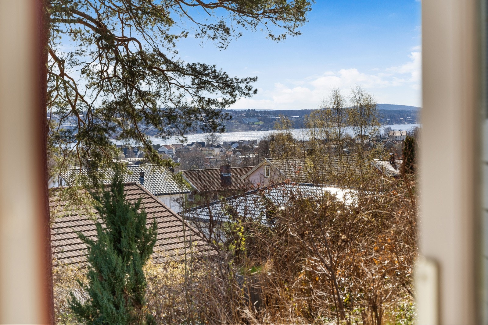 Fra stue og uteplassen kan man nyte sjøutsikt og en luftig følelse mot omgivelsene. Galleribilde