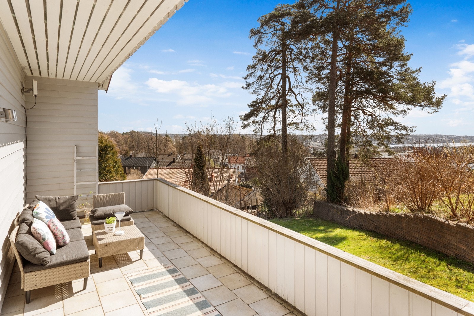 Sydvendt terrasse med flott utsyn og gode solforhold - et hyggelig sted for rolige stunder og sosiale sammenkomster. Galleribilde