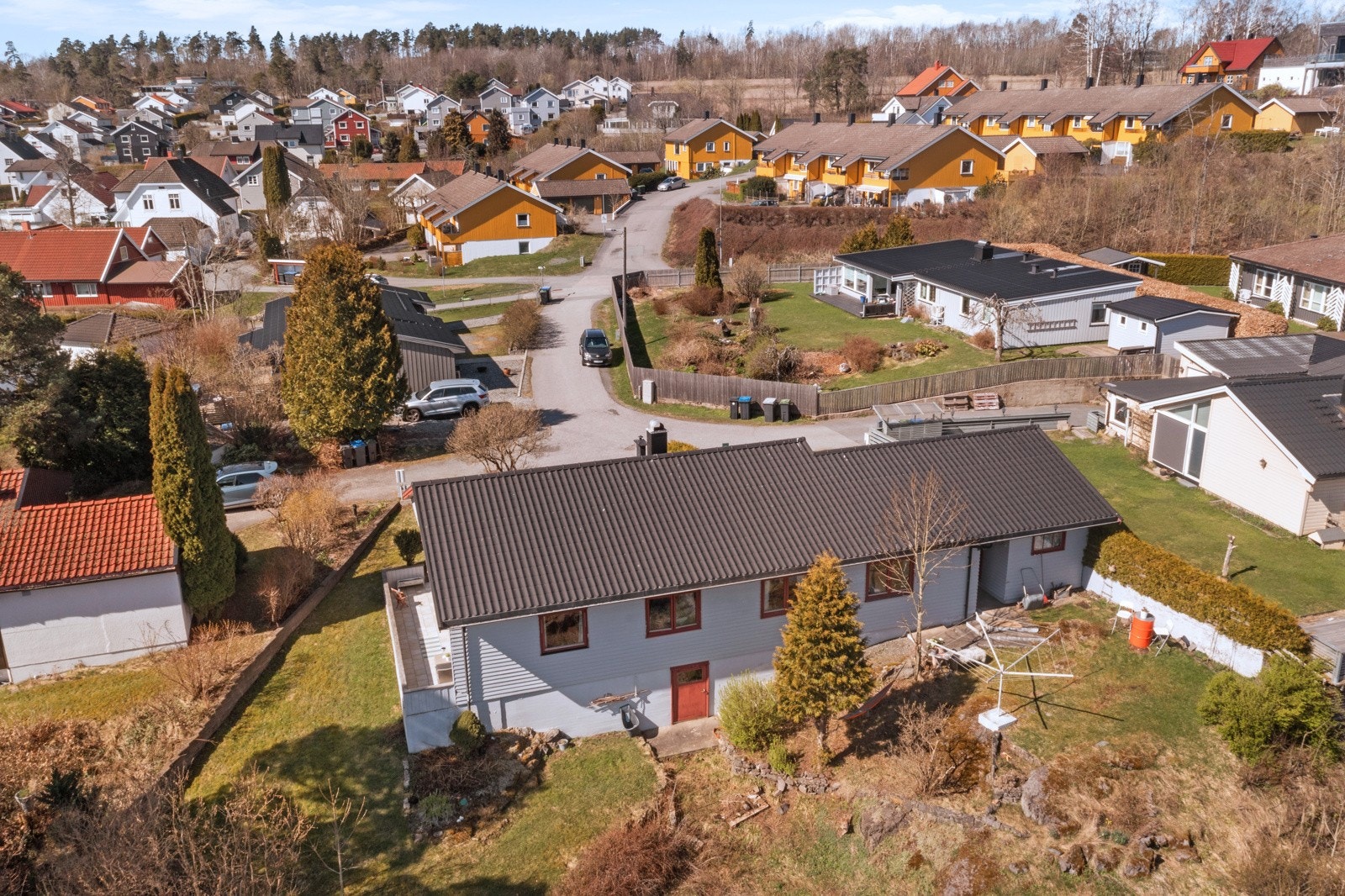 Baksiden av boligen byr på romslig hage med naturpreg og gode muligheter for beplantning og uteaktivitet. Galleribilde