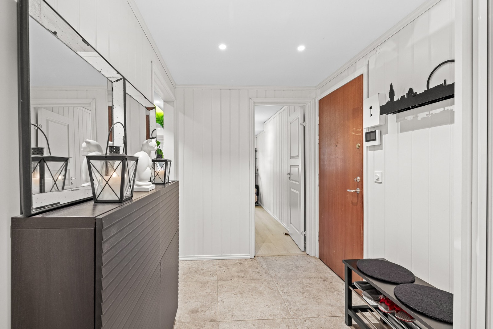 Romslig gang med skyvedørsgarderobe som gir praktiske oppbevaringsmuligheter. Galleribilde