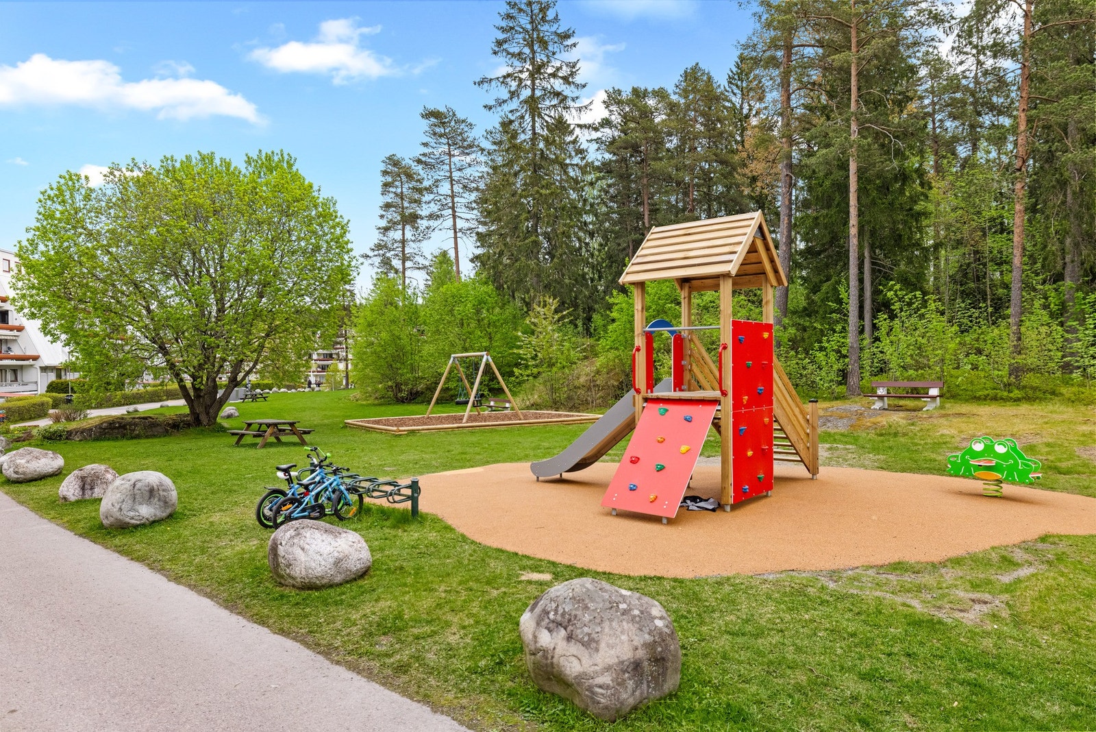 Barnevennlige fellesområder med lekeplass og flotte grøntområder rett utenfor døren. Galleribilde