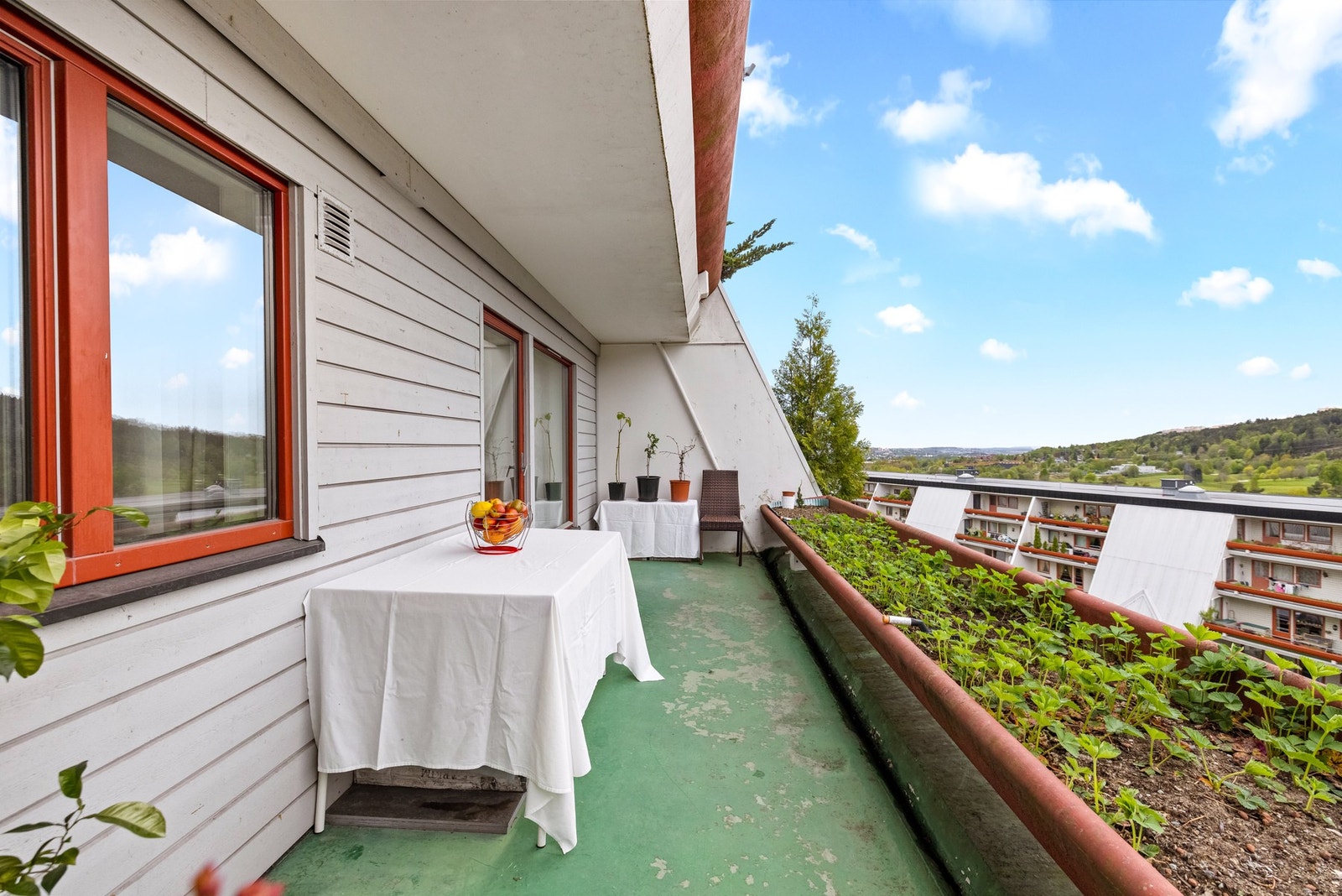 Romslig terrasse med gode møbleringsmuligheter og hyggelig utsyn mot grønne omgivelser. Galleribilde