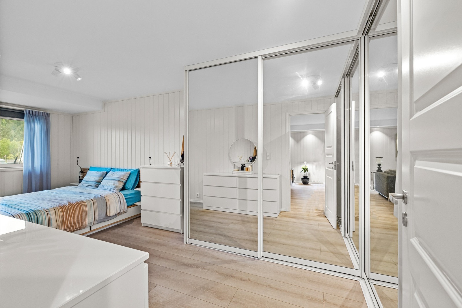 Soverommet har praktiske garderobeløsninger med skyvedørsgarderobe og god oppbevaringsplass. Galleribilde