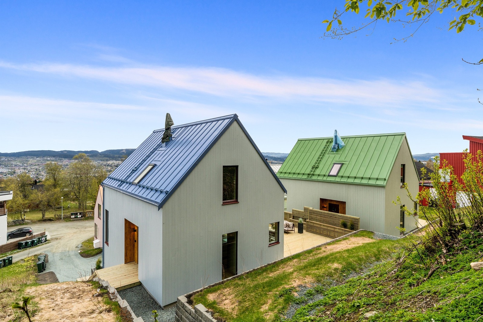 Egen inngang også i husets hovedetasje og passasje rundt til terrasse utenfor stuen. Galleribilde
