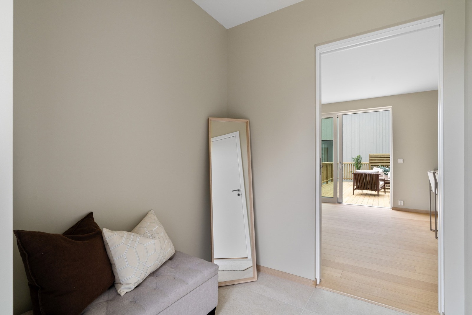 Entré med plass til garderobe og videre inngang til kjøkken/stue. Galleribilde