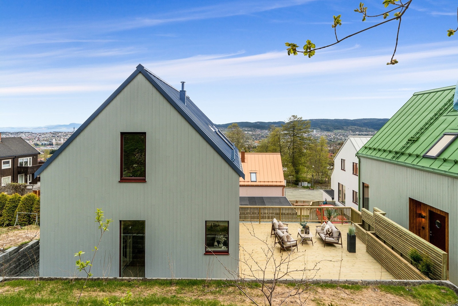 Boligen ligger svært fint til i terrenget. Galleribilde