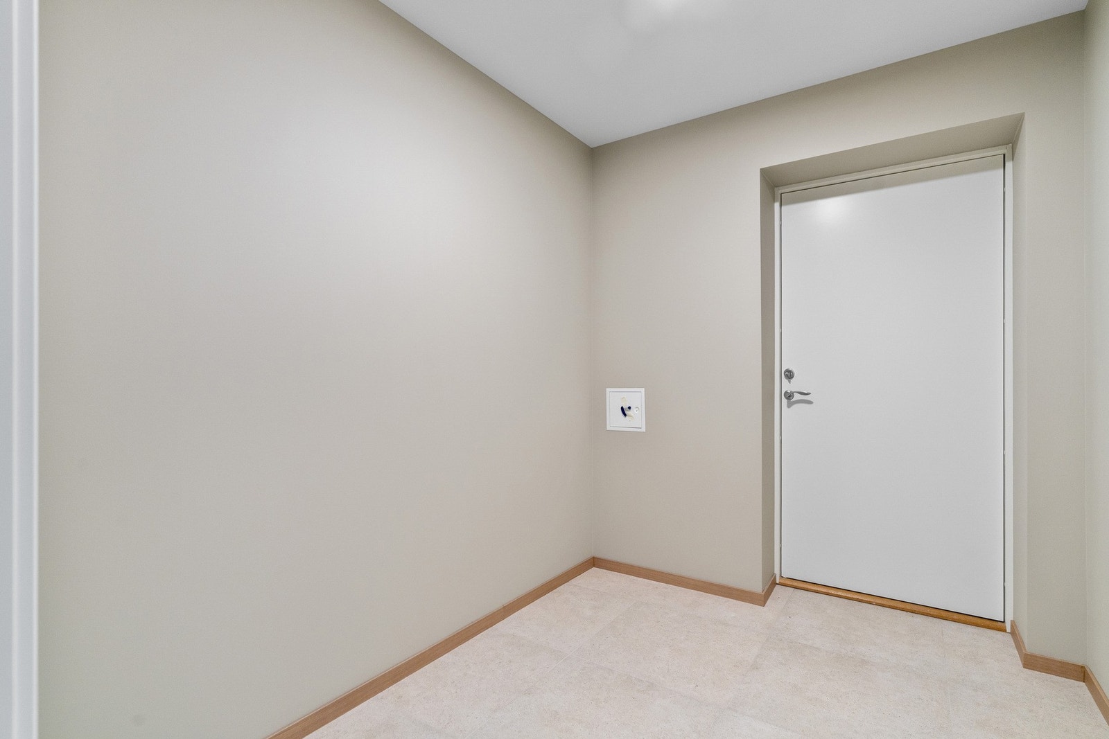 Fra carporten kommer man inn i en romslig entré i sokkel. Galleribilde