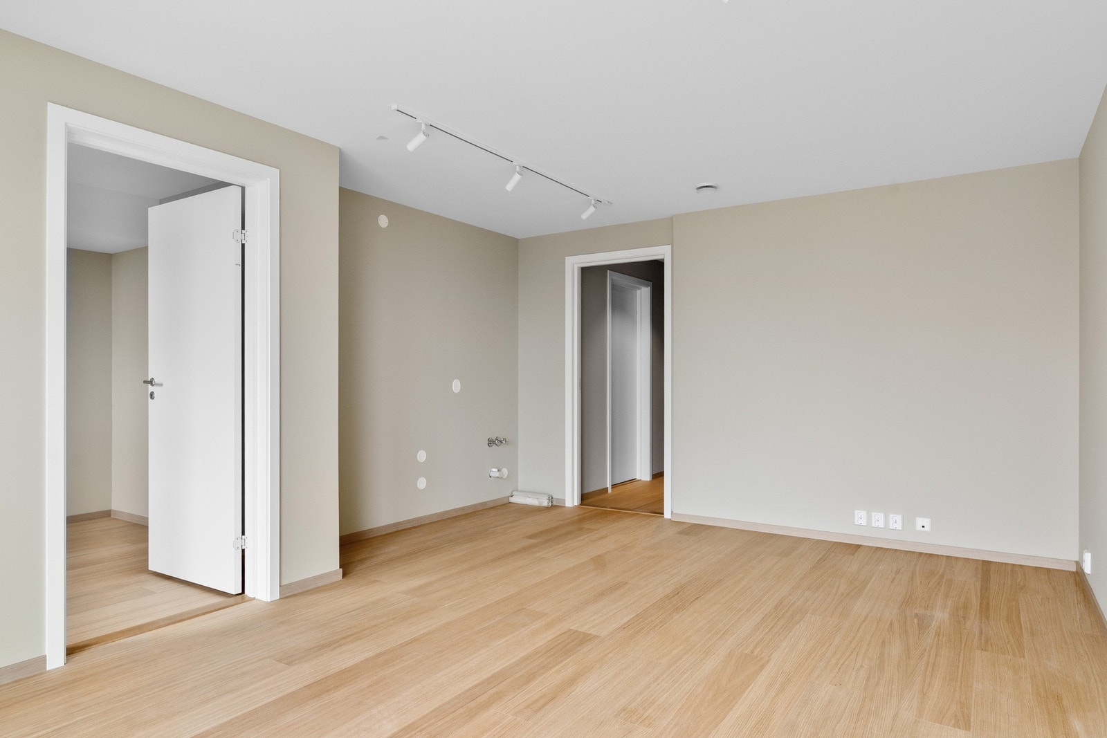 Det er lagt klart for montering av kjøkken med branndør inn til resten av huset dersom man vil leie ut del av egen bolig. Galleribilde