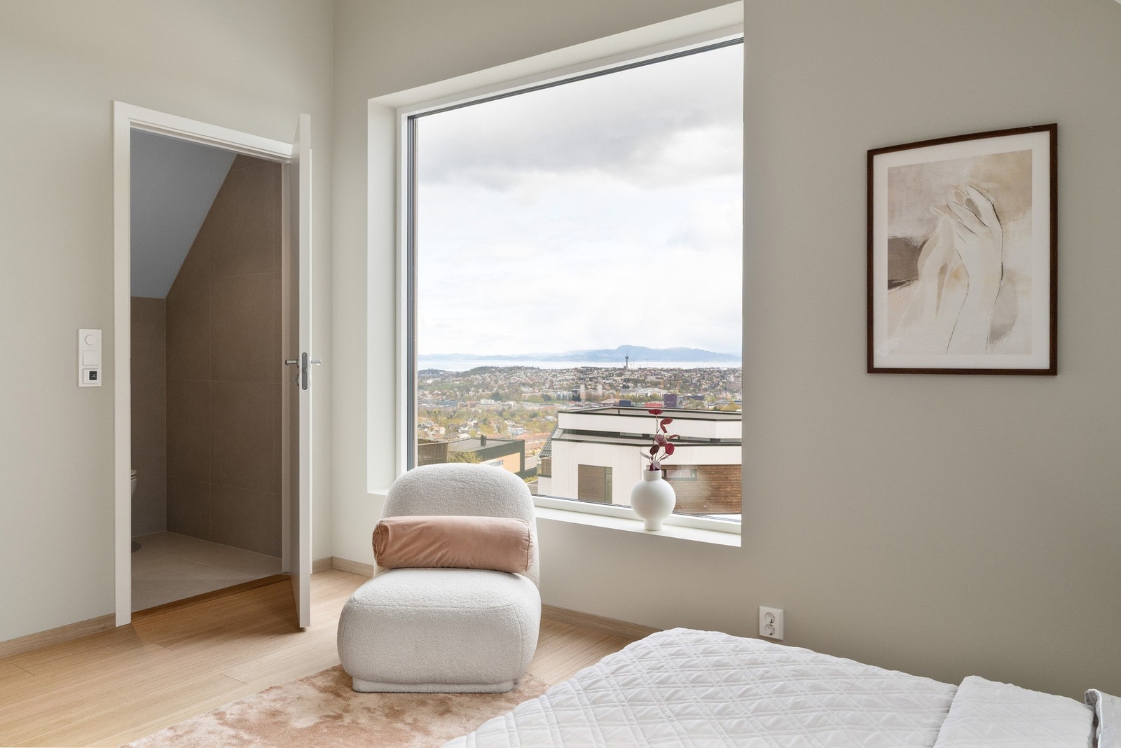 Master bedroom har inngang til eget bad. Galleribilde