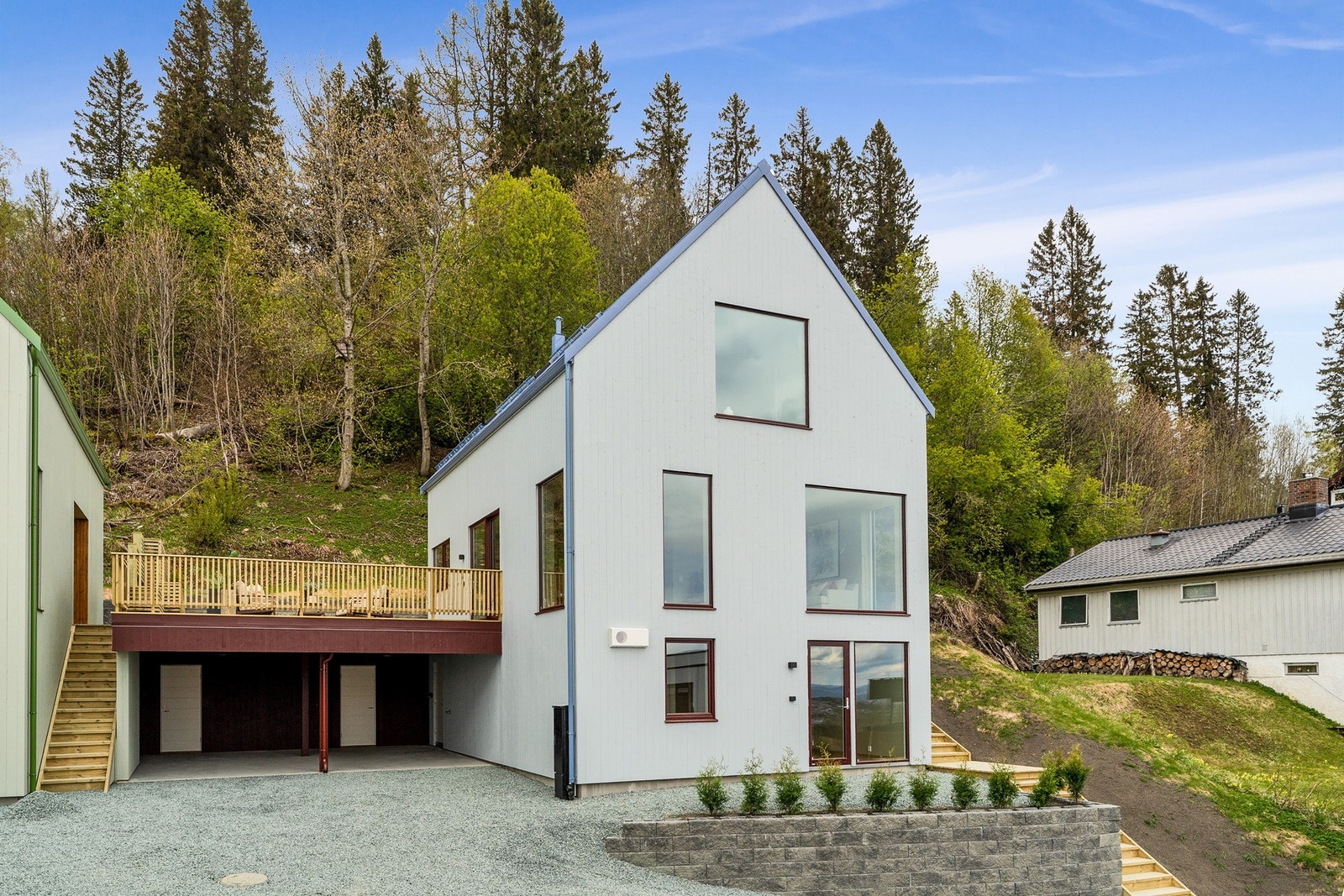 Romslig carport med praktisk spoprtsbod i bakkant og "tørrskodd" inngang til huset. Galleribilde