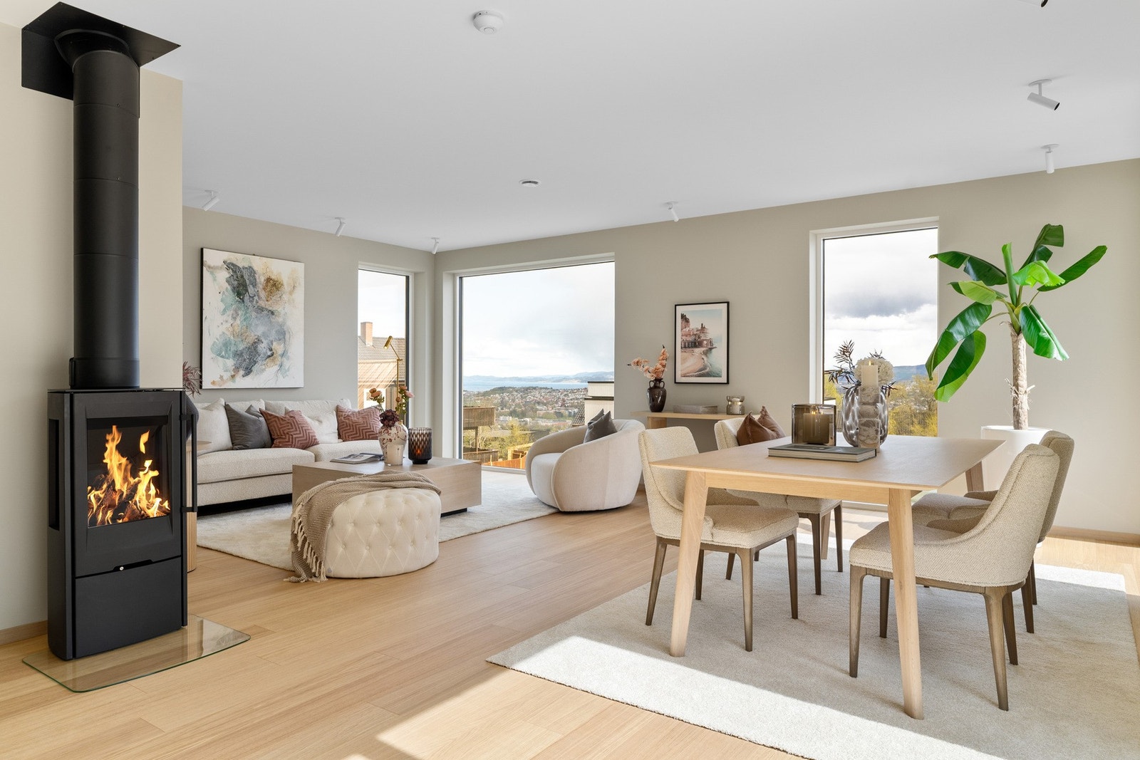 Lys og luftig stue med smakfulle materialvalg og panoramavindu med utsikt mot byen. Galleribilde