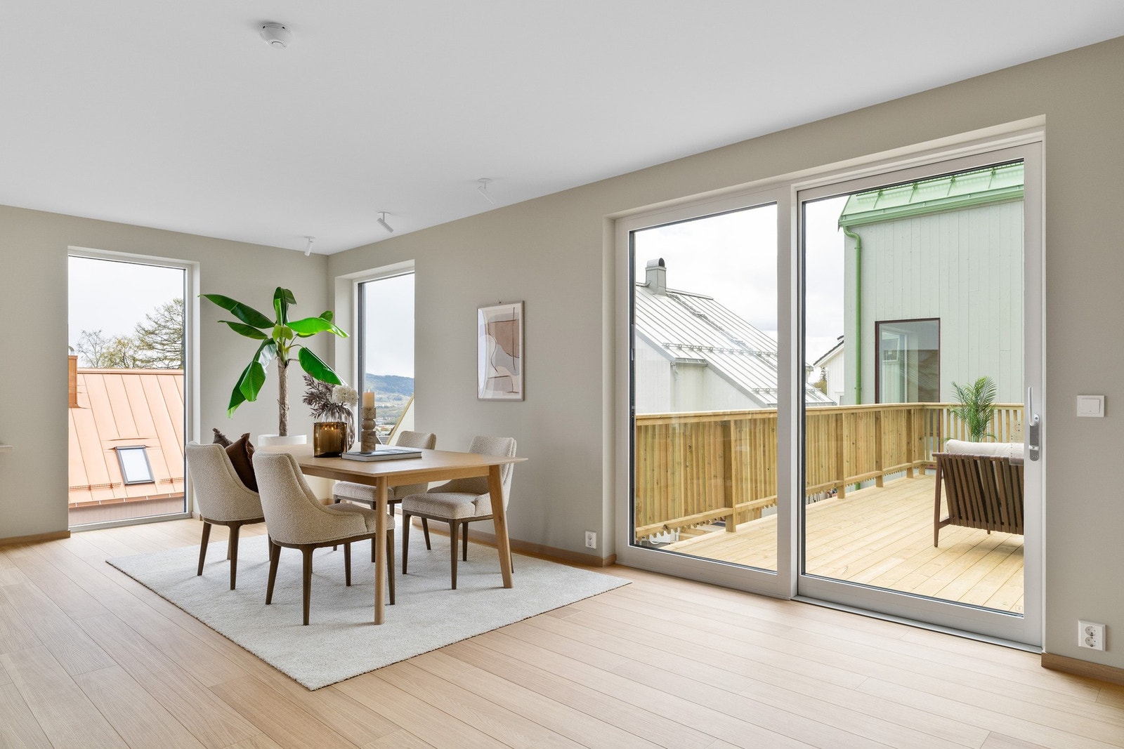 Mellom kjøkkenet og spisestuen er det utgang via heve- skyvedør til stor og skjermet terrasse. Galleribilde