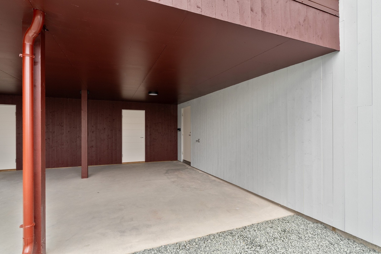 Romslig carport med praktisk sportsbod i bakkant. Direkte inngang til huset. Galleribilde