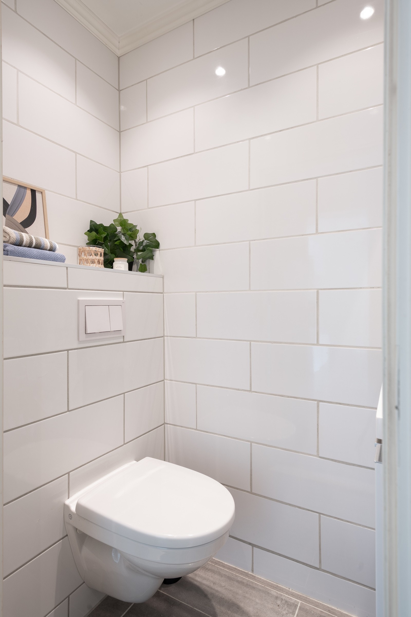 I tillegg til badet har leiligheten et separat toalettrom i 1. etasje. Galleribilde