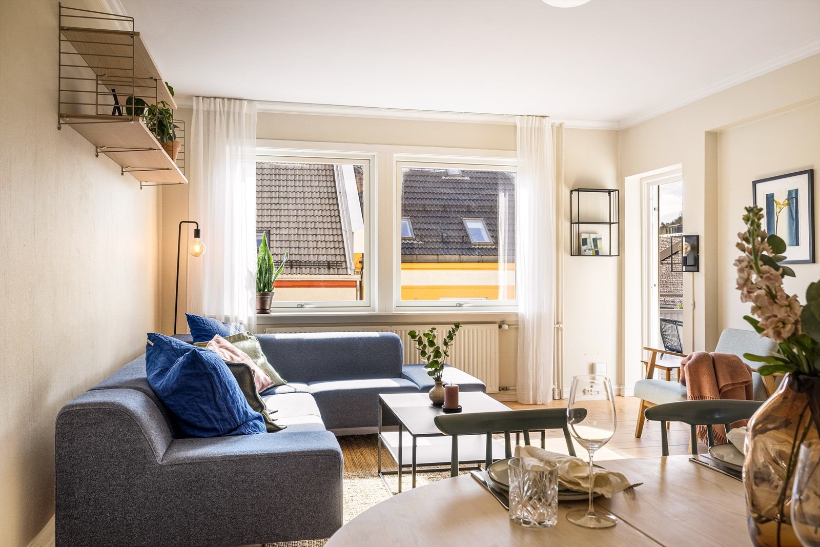 Lys og luftig stue med god plass til både spisebord og sofagruppe. Galleribilde
