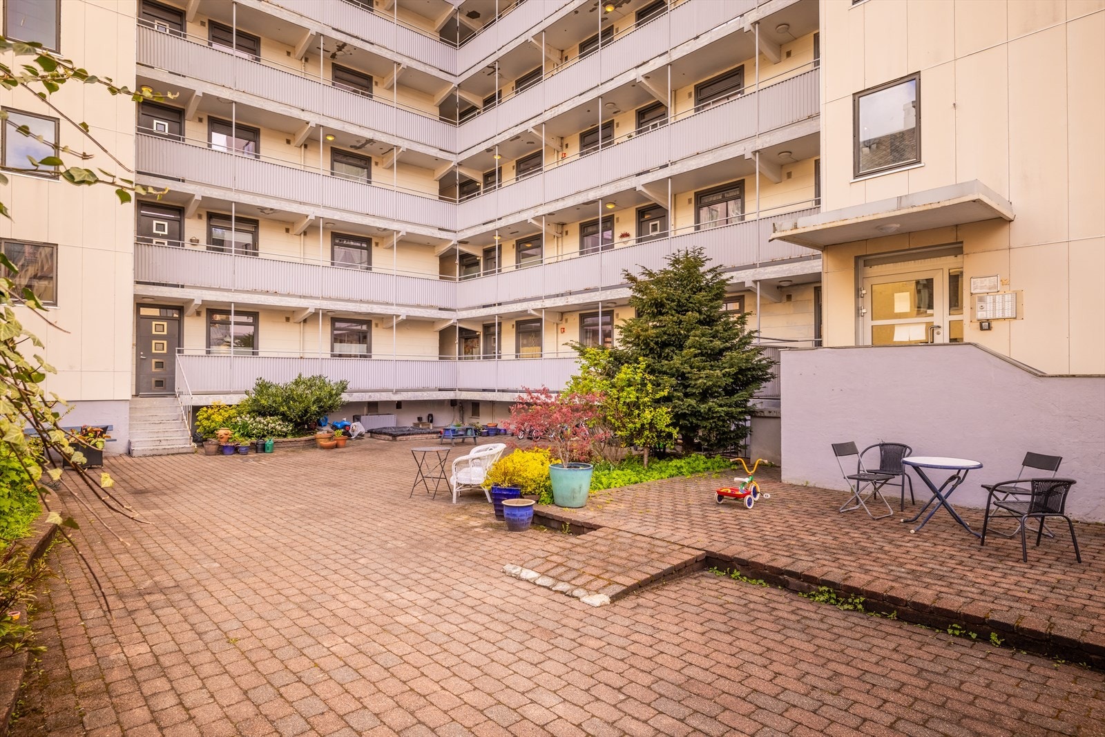 Borettslaget har en hyggelig bakgård med ettermiddag- og kveldssol. Her er det felles grill og utemøbler, alt tilrettelagt for hyggelige møter med naboene. Det arrangeres bla. julegrantenning, 17.mai grilling og konserter for beboerne og deres venner. Galleribilde