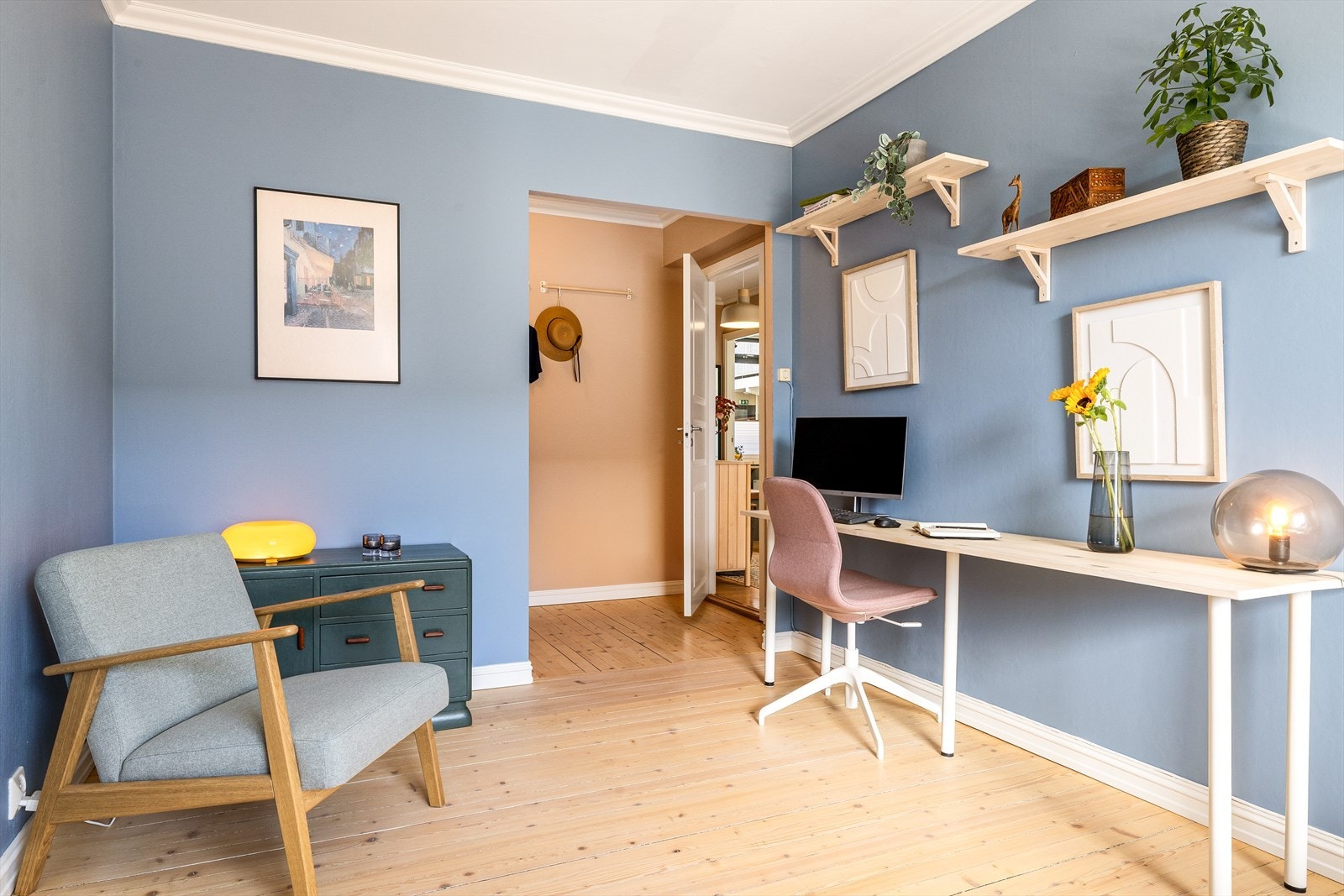 Soverommet har god plass til både seng, nattbord og skrivebord. Galleribilde