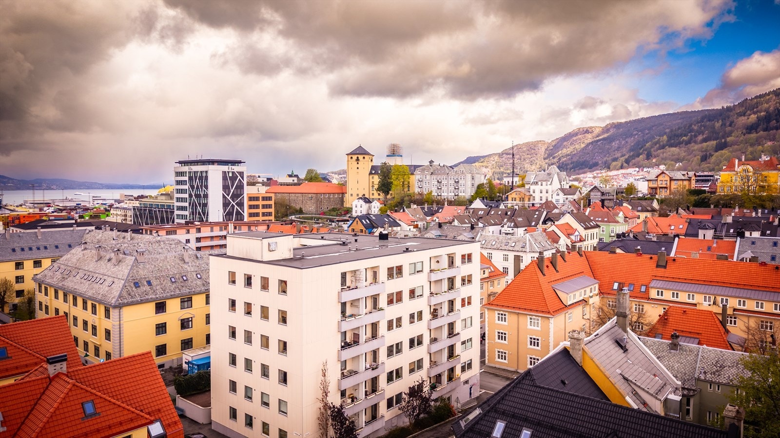 Leiligheten ligger flott til i byggets 3.etasje med tilkomst via felles trappeoppgang og heis. Galleribilde