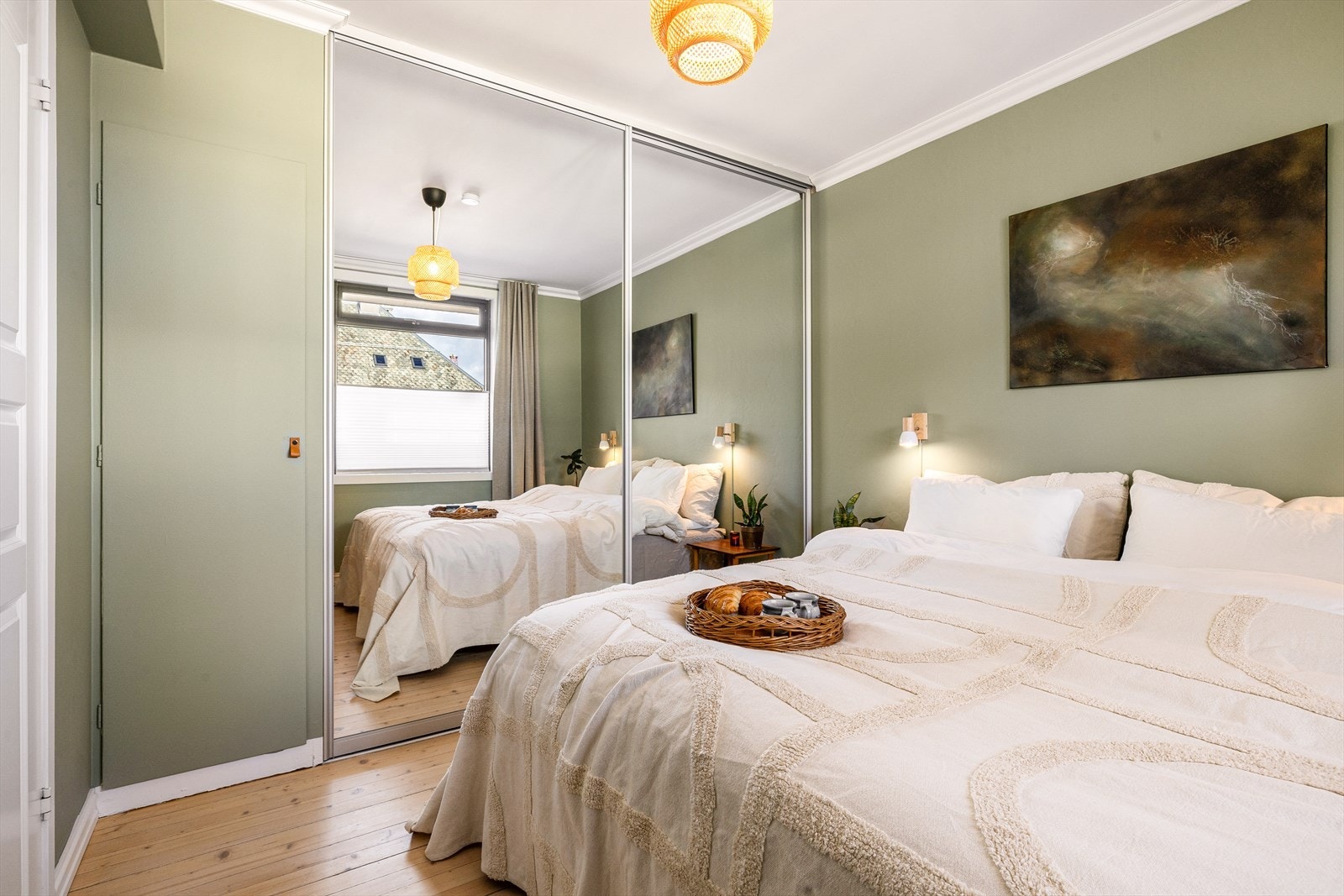 Rommet er utstyrt med integrert garderobe samt skyvedørs garderobe med speilfronter. Galleribilde