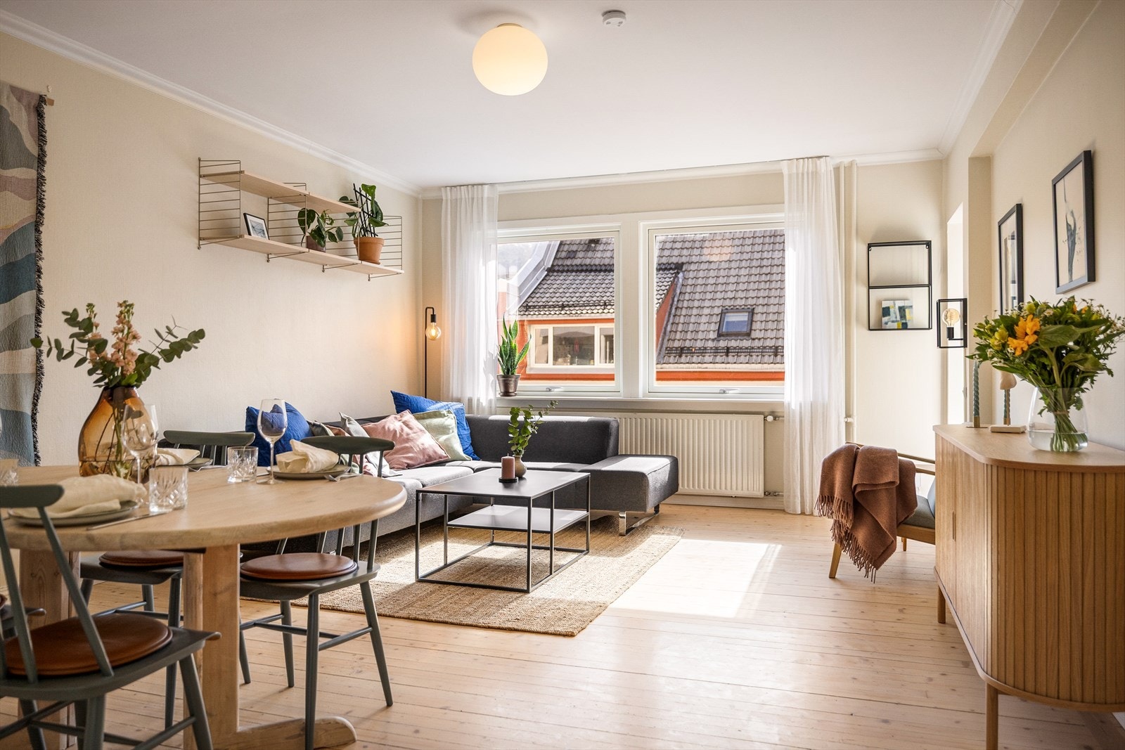 Store vinduer sikrer godt med naturlig lysinnslipp. Radiator ble skiftet i regi av borettslaget i 2018. Galleribilde