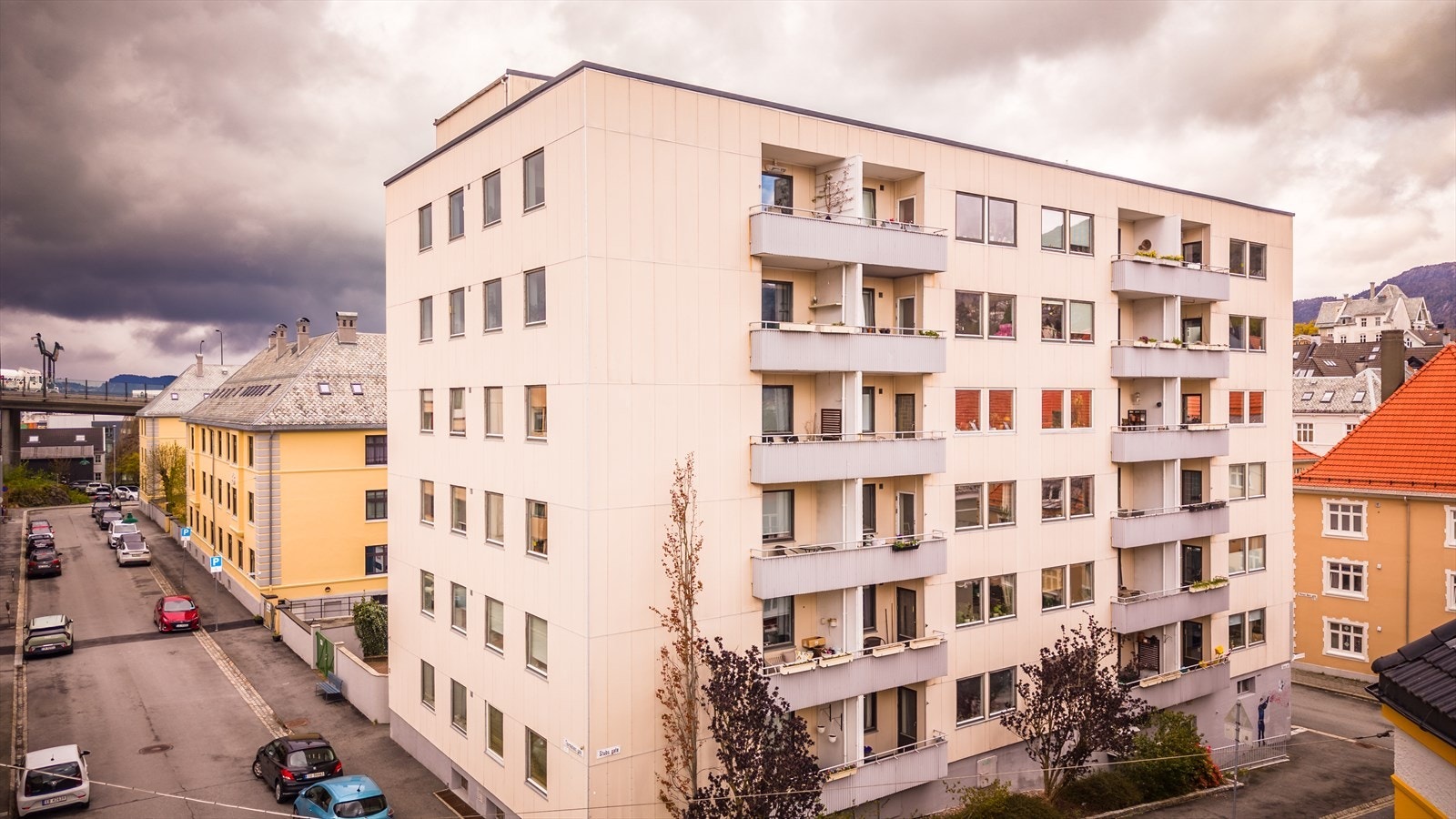 Boligen disponerer bod i kjeller. I tillegg er det felles vaskeri, treningsrom, gjenbruksrom, sy og hobbyrom, verksted og sykkelbod i kjeller. Galleribilde