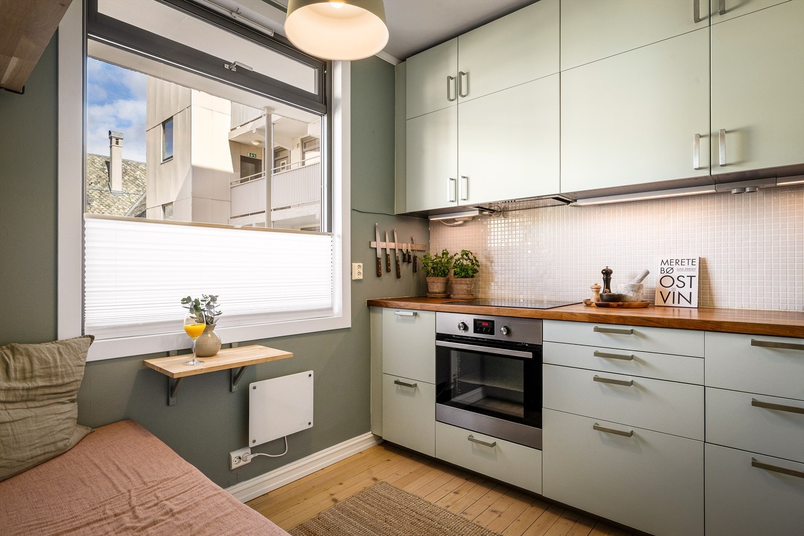 Kjøkkenet var nytt i 2015 fra IKEA med god skap-og benkeplass. Galleribilde