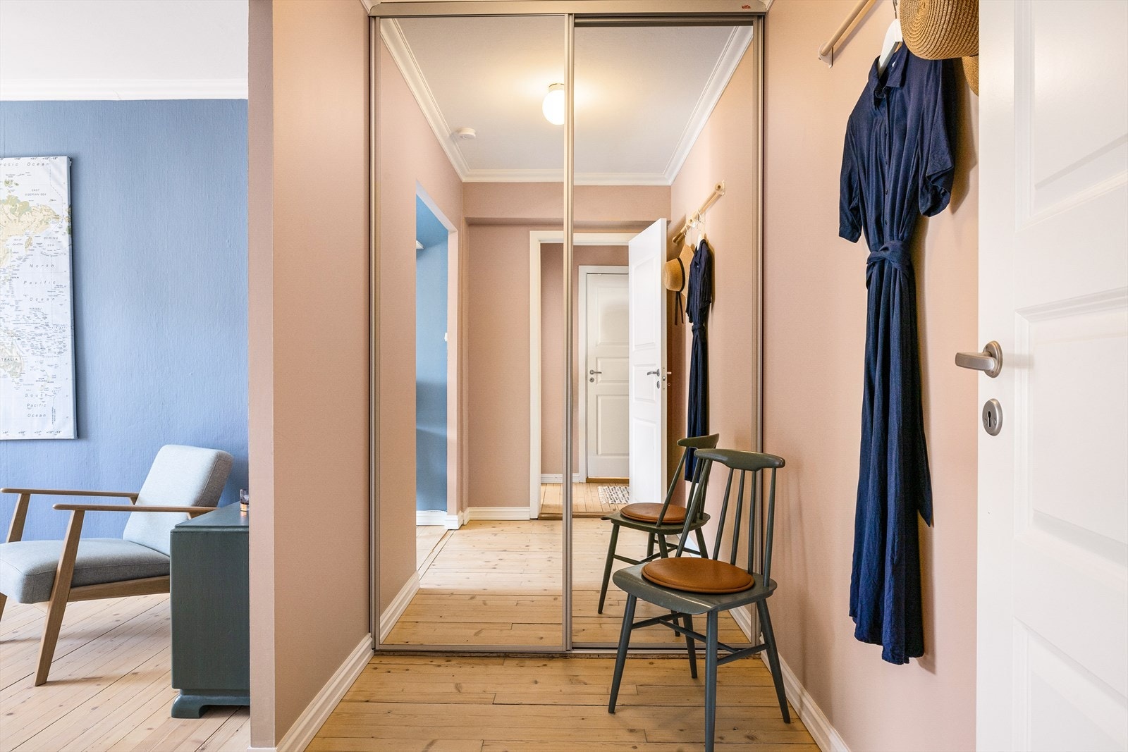 Rommet har en praktisk, tilhørende walk-in garderobe som er utstyrt med innredning og skyvedører av speil. Galleribilde