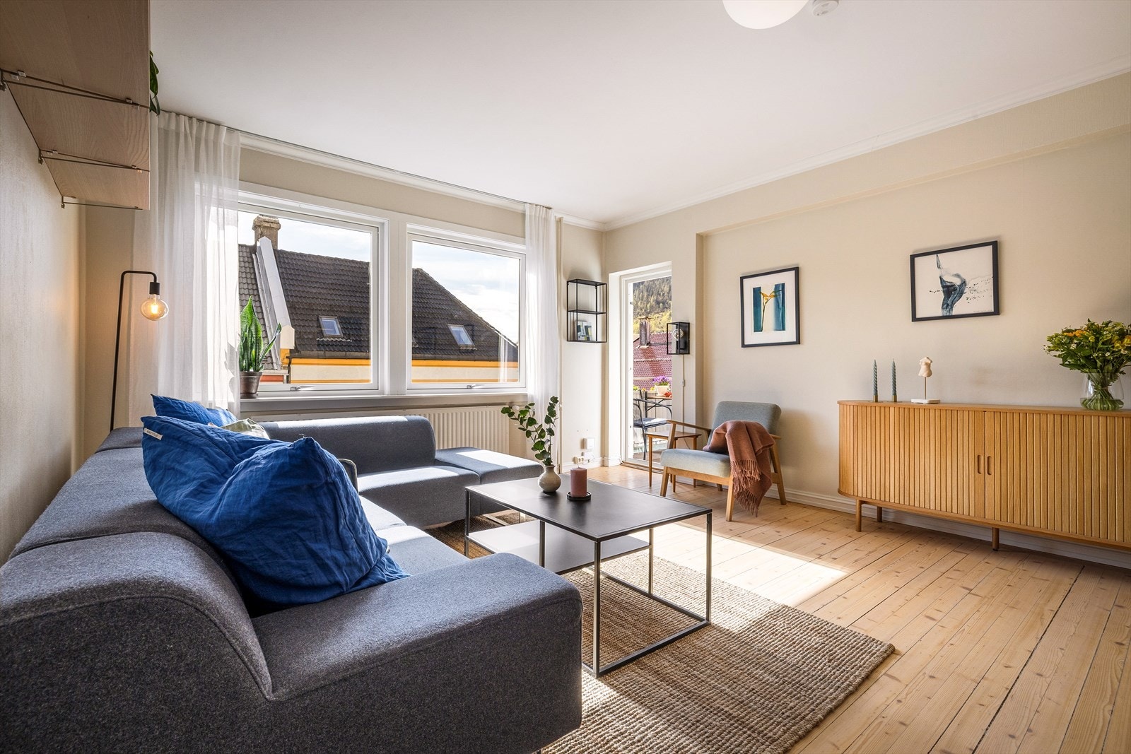 Stuen er på ca. 24, 4 kvm, med utgang til en syd-østvendt altan. Galleribilde