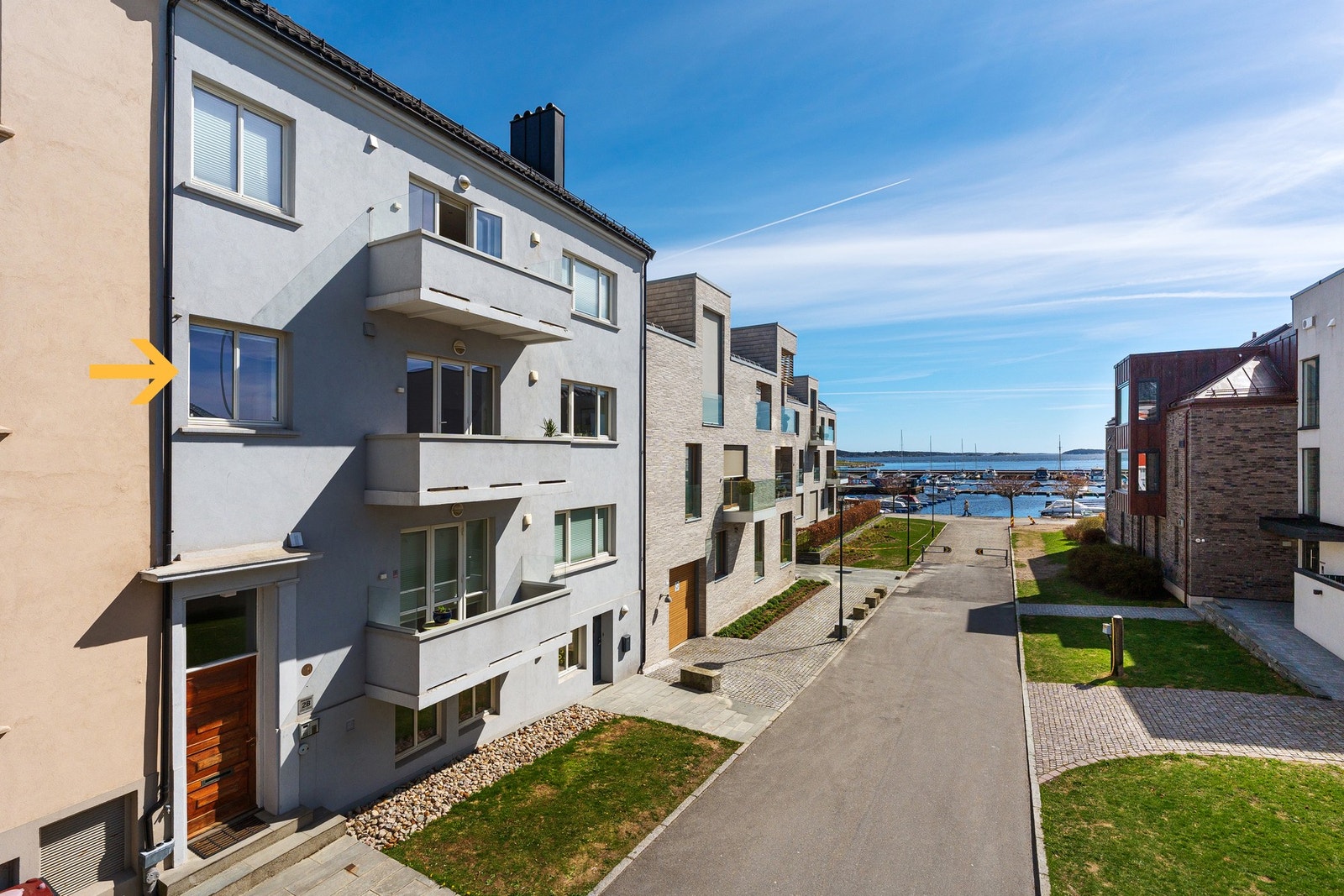 Leiligheten er gjennomgående og ligger i byggets 2.etasje - det er balkong på begge sider Galleribilde