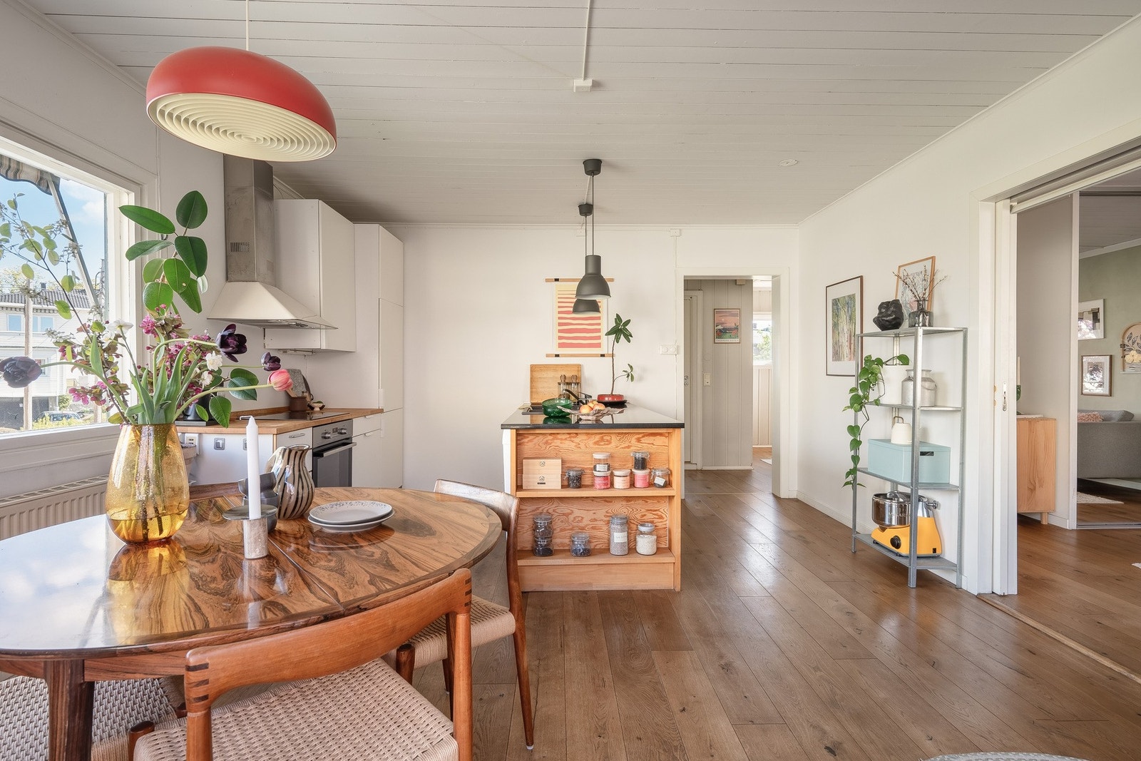 Legg merke til den åpne følelsen og planløsningen som gir skaper stort sosialrom. Galleribilde