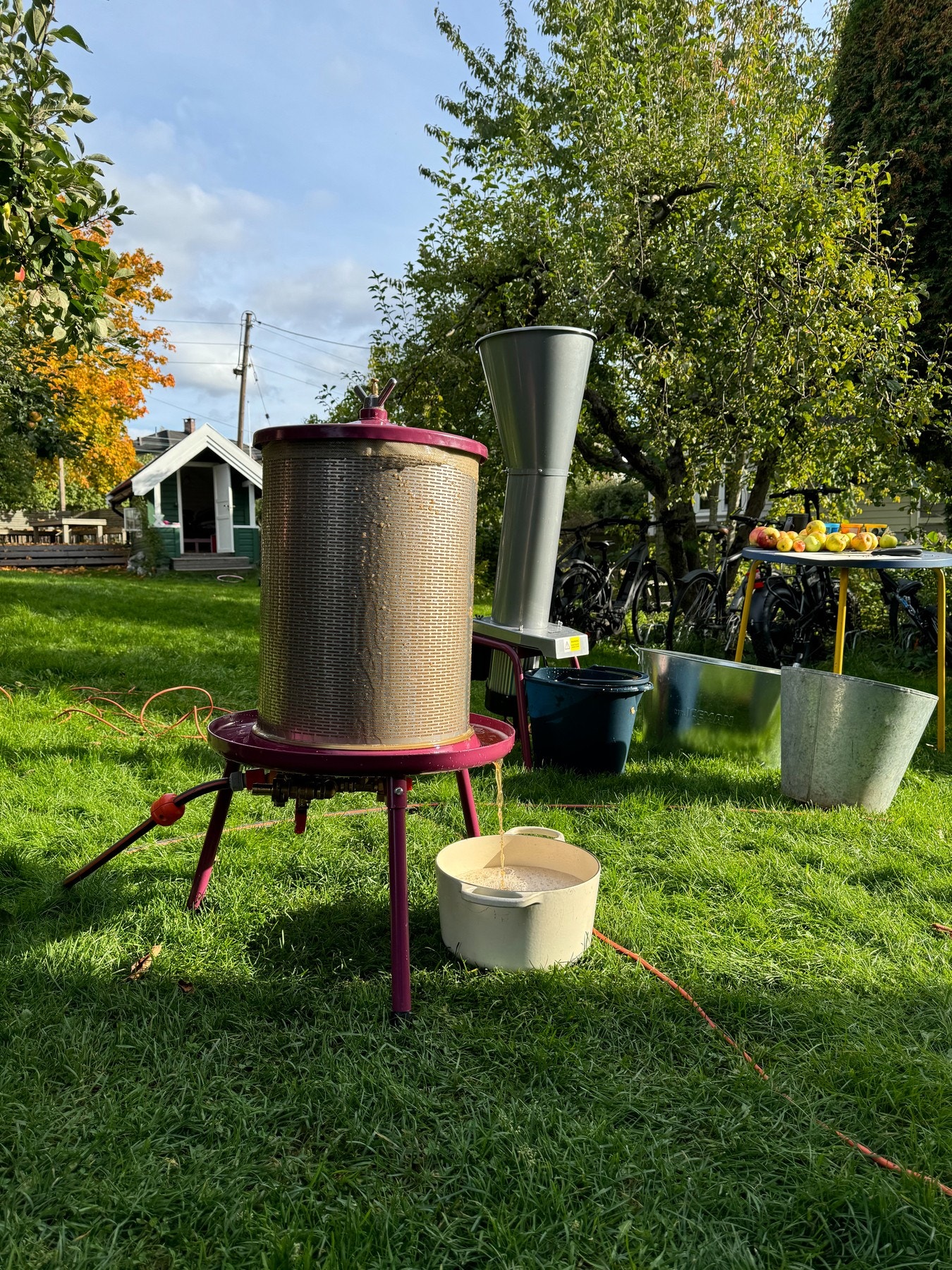 Felles eplepresse i hagebyen kan benyttes for å lage eplejuice og cider av. Selgers privat bilde. Galleribilde