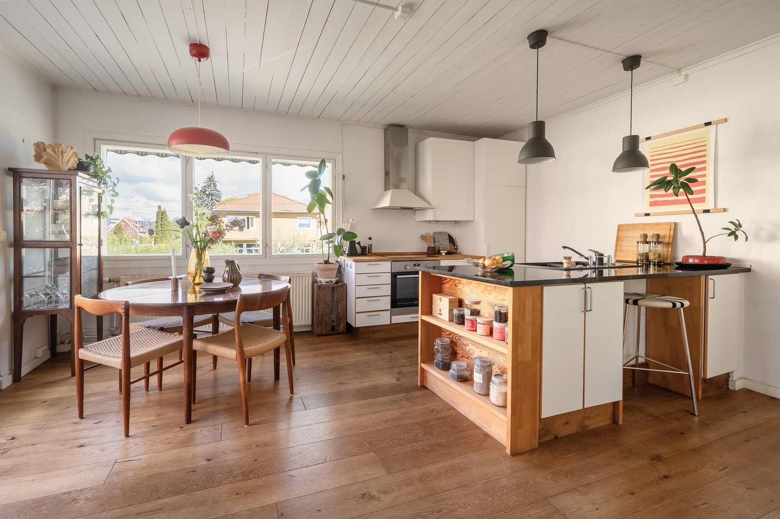 Leiligheten har et separat kjøkkenrom med god plass til spisebord. Galleribilde