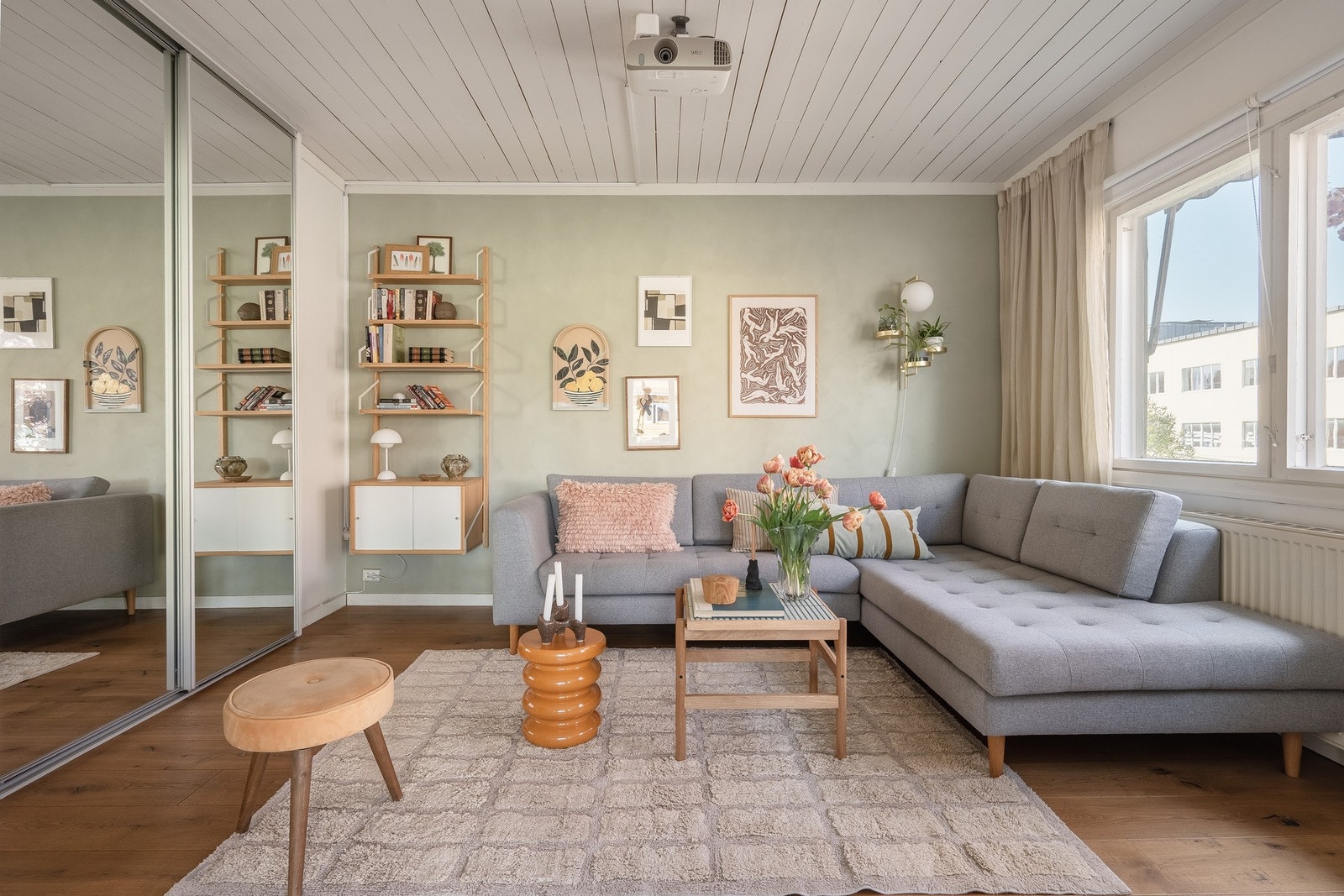 Alle rom har store vindusflater som gir godt med naturlig lys. Galleribilde