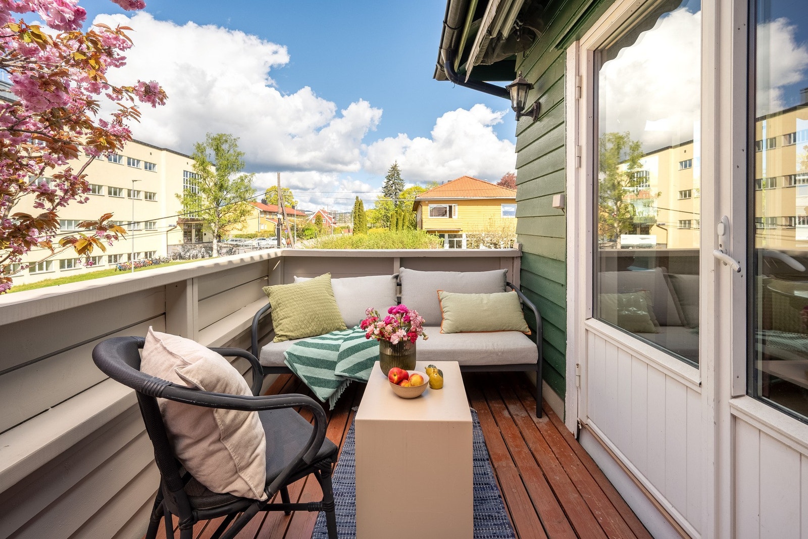 Velkommen til Lørenveien 8 i idylliske Sinsen Hageby, presentert av Nini Tran v/EIE Eiendomsmegling! Foto: Guttorm Stilen Johansen Galleribilde