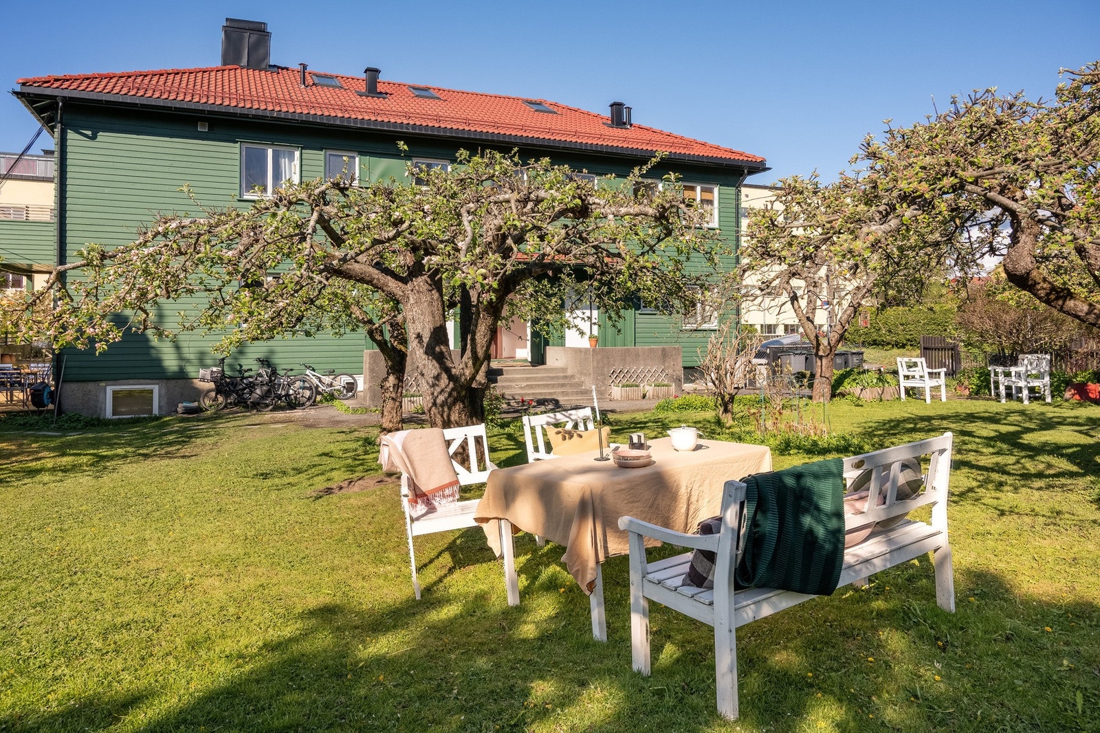 Det er flere sitteplasser rundt om huset, hvor du kan flytte deg etter sola. Galleribilde