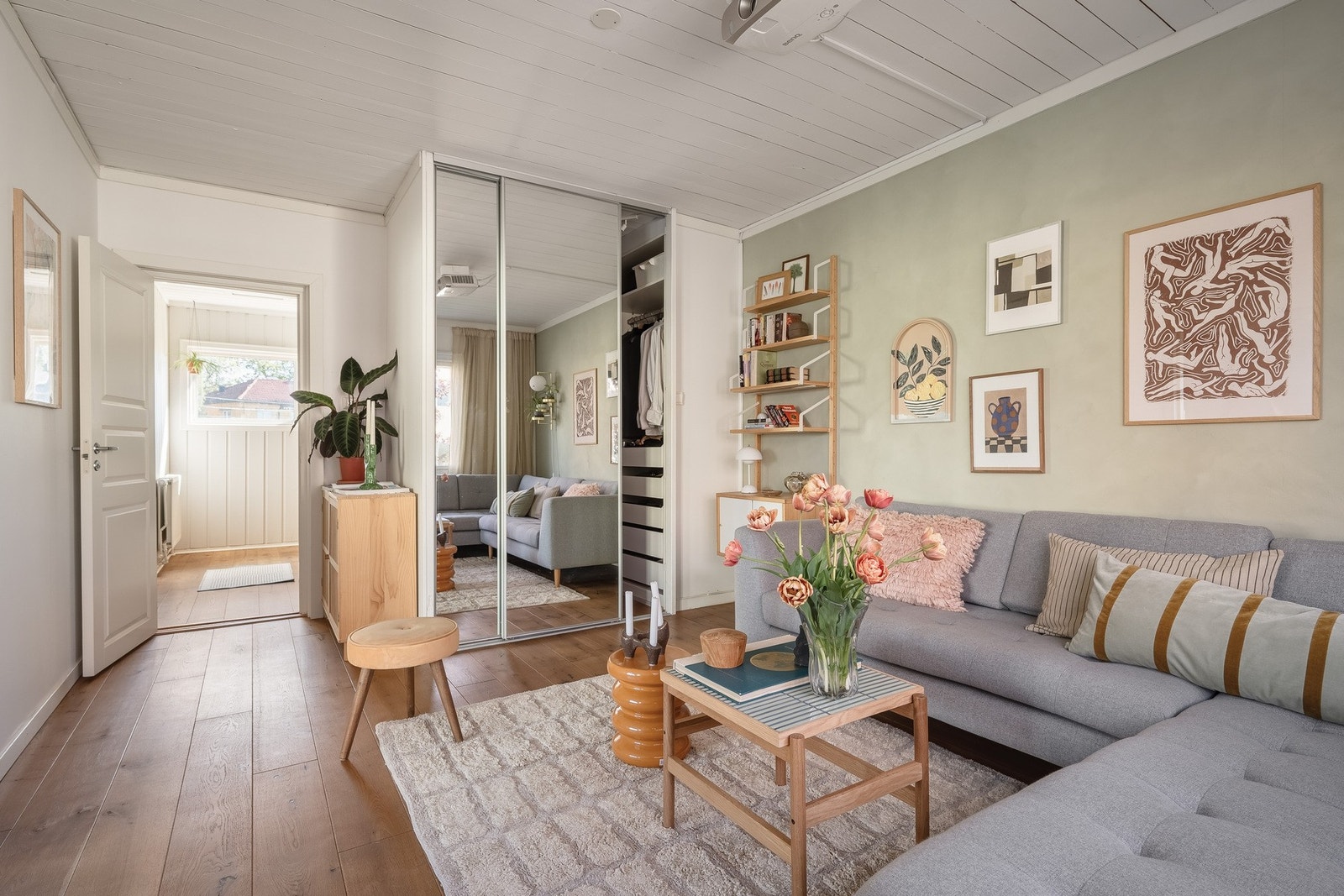 Boligen har en gjennomgående planløsning med vinduer fra flere kanter. Galleribilde