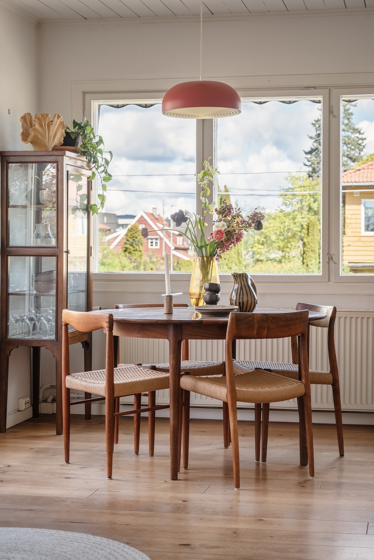 Disse fine snittblomstene og bukettene rundt om i leiligheten kan kjøpes lokalt hos naboens gartneri, DrBlomster. Rett nedi gata! Galleribilde