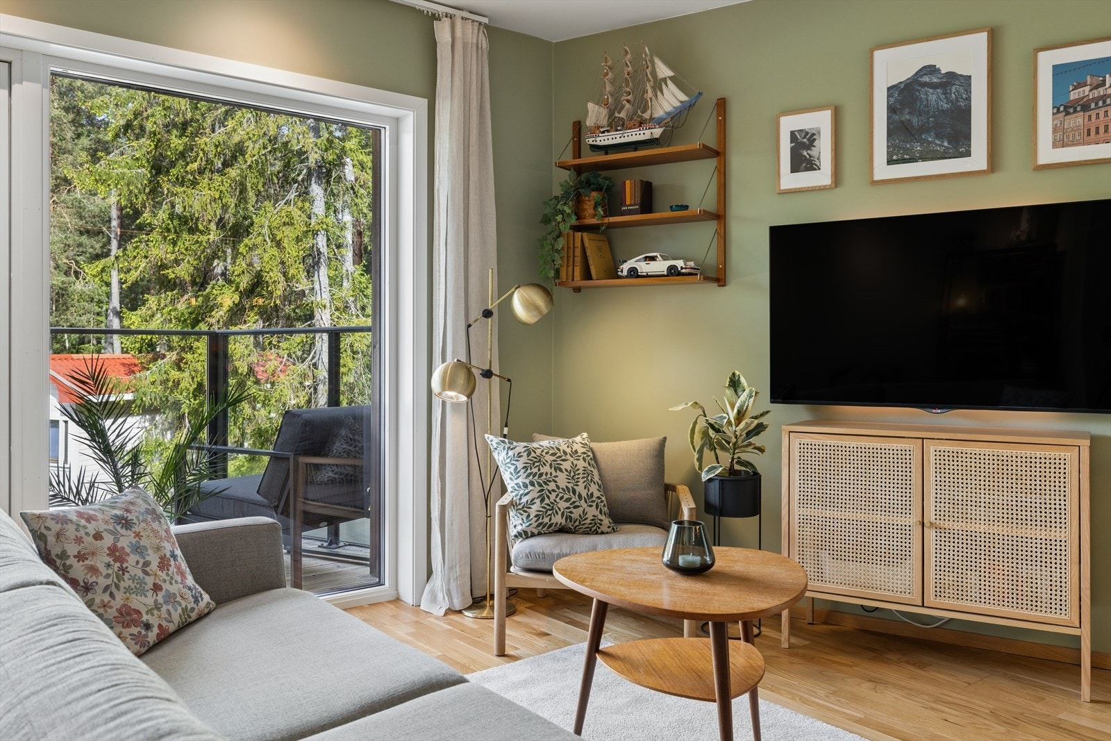 Gjennomgående parkett på gulv i alle oppholdsrom. Galleribilde