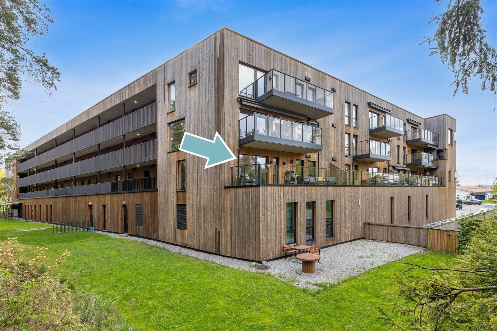 En meget tiltalende 3-roms eierleilighet med god intern hjørneplassering i sameiet. Her er det flere servicer i bygget som Kiwi, frisør og legesenter. Galleribilde