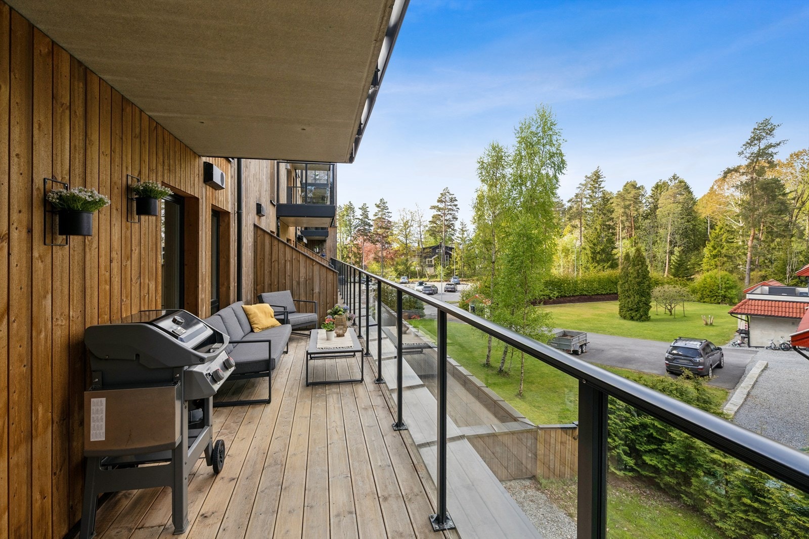 Balkongen som fungerer som en forlengelse av stuen på varme sommerdager. Galleribilde